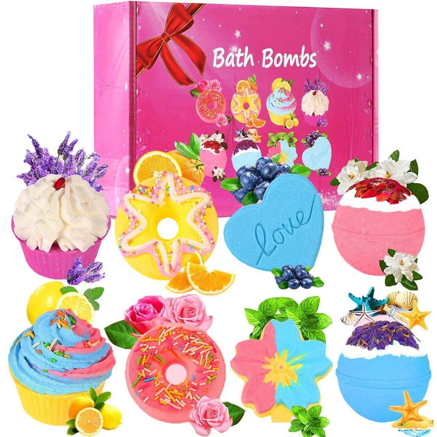 Sortierte bunte Badebomben, die vor einer rosa „Bath Bombs