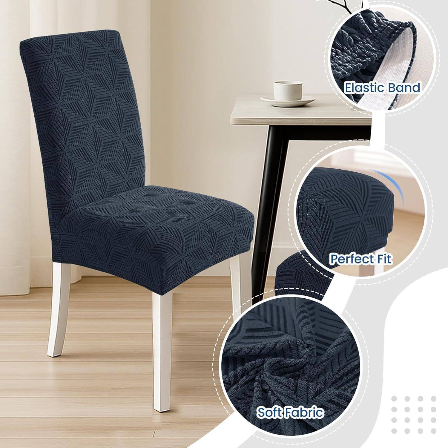 Dunkelblauer gemusterter elastischer Esszimmerstuhlbezug auf einem Stuhl, mit Beschriftungen, die das elastische Band, die perfekte Passform und den weichen Stoff zeigen.