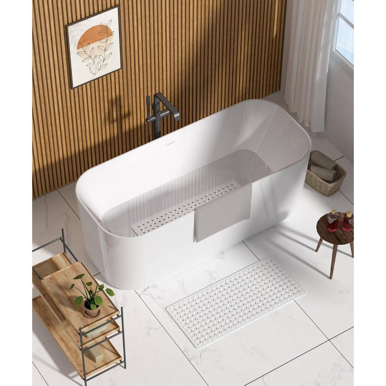 Moderne freistehende weiße Badewanne in einem hellen Badezimmer mit Holzlattenwand, schwarzem Wasserhahn, Badematten und einem kleinen Beistelltisch und Regal.