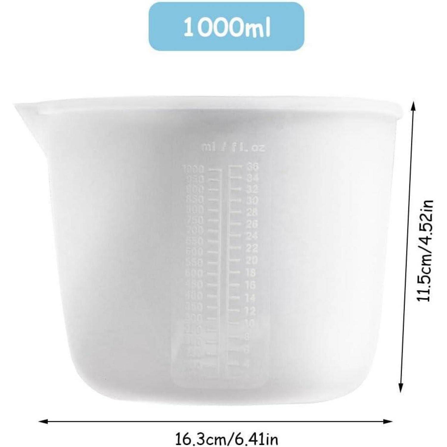 Ein durchscheinender 1000-ml-Mesbecher mit Ausgießtülle, mit Volumenskalen markiert; Abmessungen angegeben als 16,3 cm breit und 11,5 cm hoch.