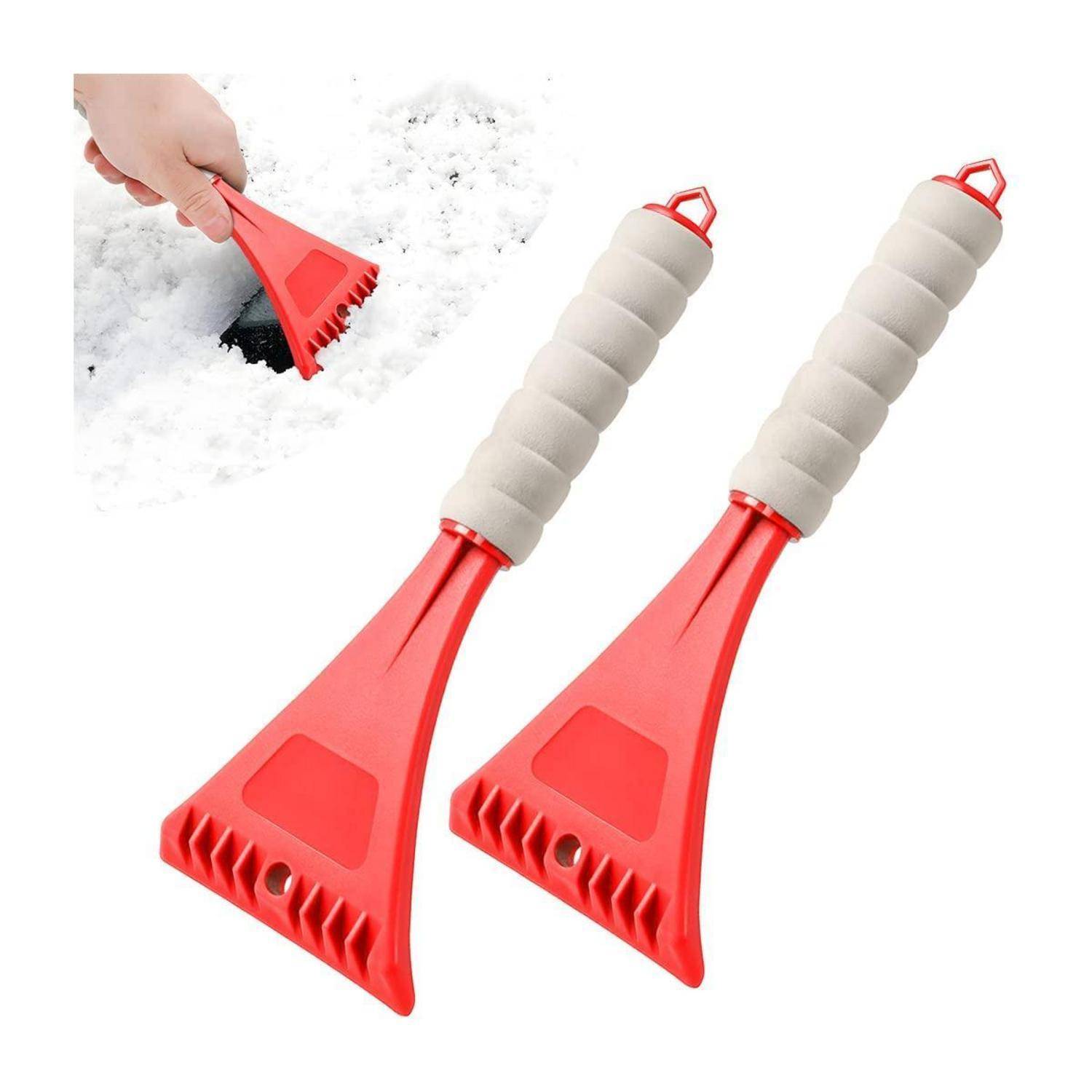 Roter Eiskratzer mit Bürste und Schaumstoffgriff beim Schneefegen; zwei Produktansichten plus eine Hand, die ihn an einer Autoscheibe verwendet.
