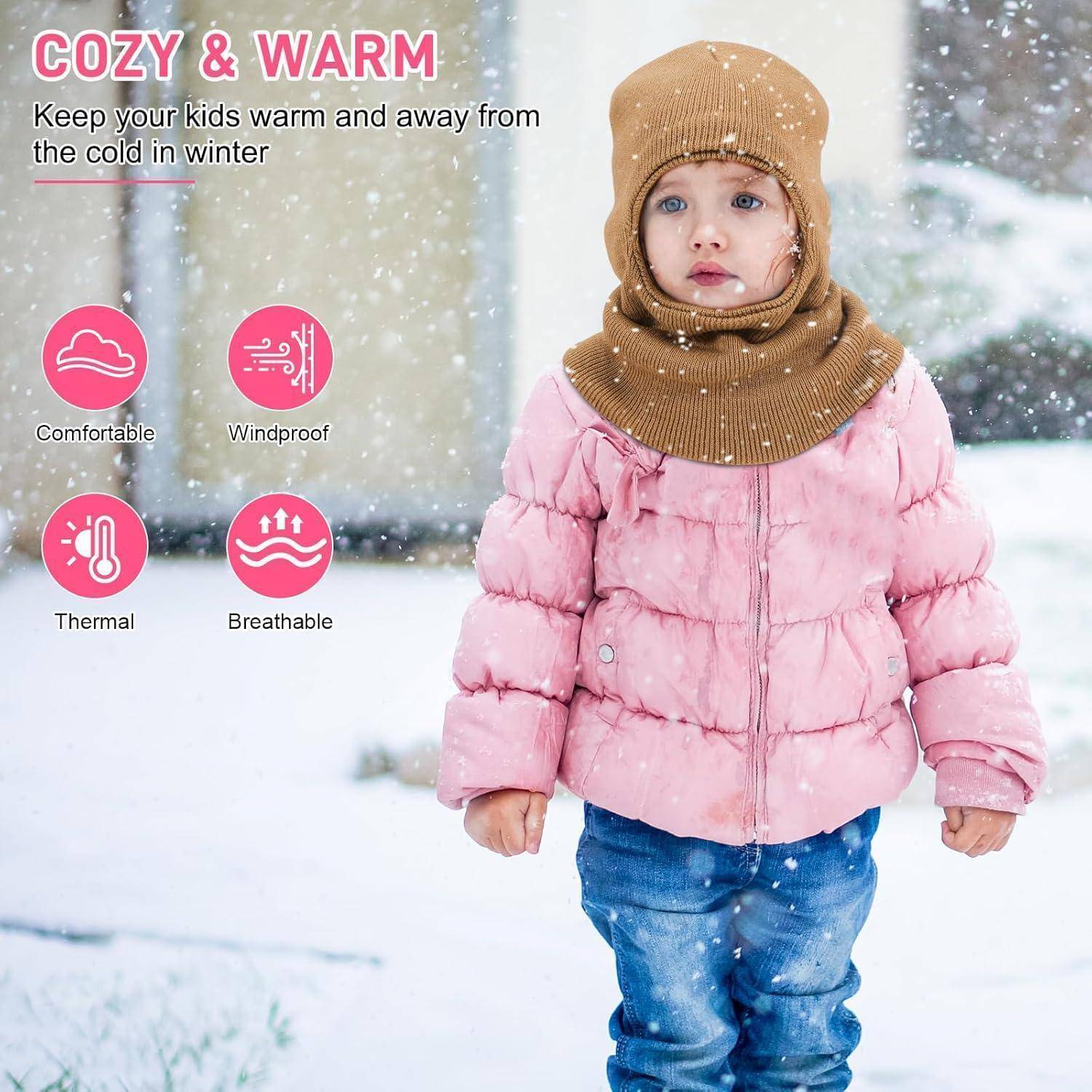 Kleines Kind in rosa Winterjacke und braunem Kapuzenschal, das im Schnee steht, mit Text, der gemütliche, warme, winddichte, thermische und atmungsaktive Kleidung bewirbt.