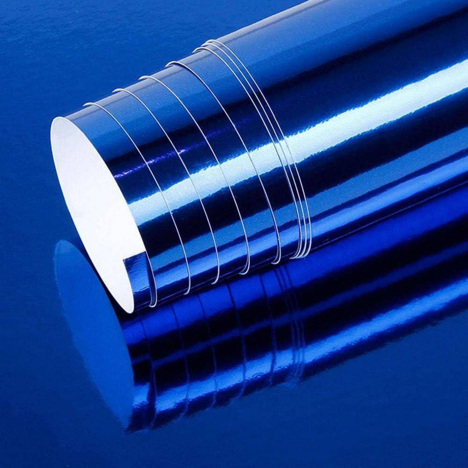 Nahaufnahme einer glänzenden metallischen blauen zylindrischen Rolle mit dünnen silbernen Ringen, die sich auf einer passenden blauen Oberfläche spiegelt.
