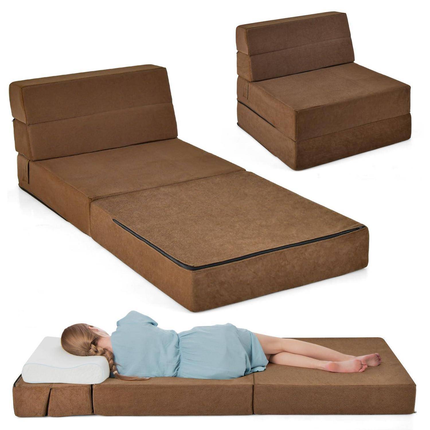 Brauner zusammenklappbarer Schaumstoffsessel, der sich von einem Liegebett zu einem Sessel umwandelt, mit einem Kind, das auf der flach ausgebreiteten Bettversion schläft.