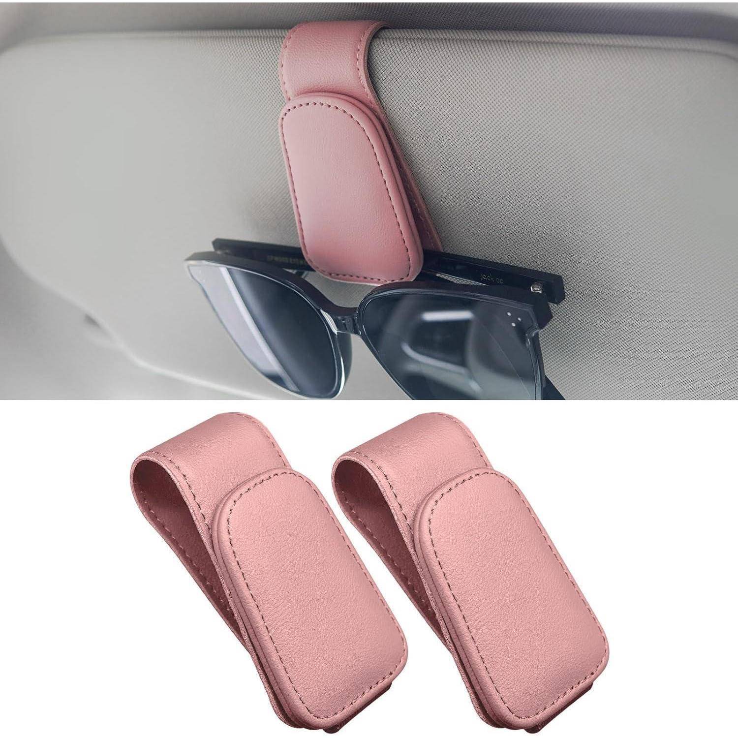 Rosafarbene Lederbrillenhalterklammer für Kfz-Sonnenschutz, abgebildet montiert auf einem Sonnenschutz und als Paar auf Produktbildern.