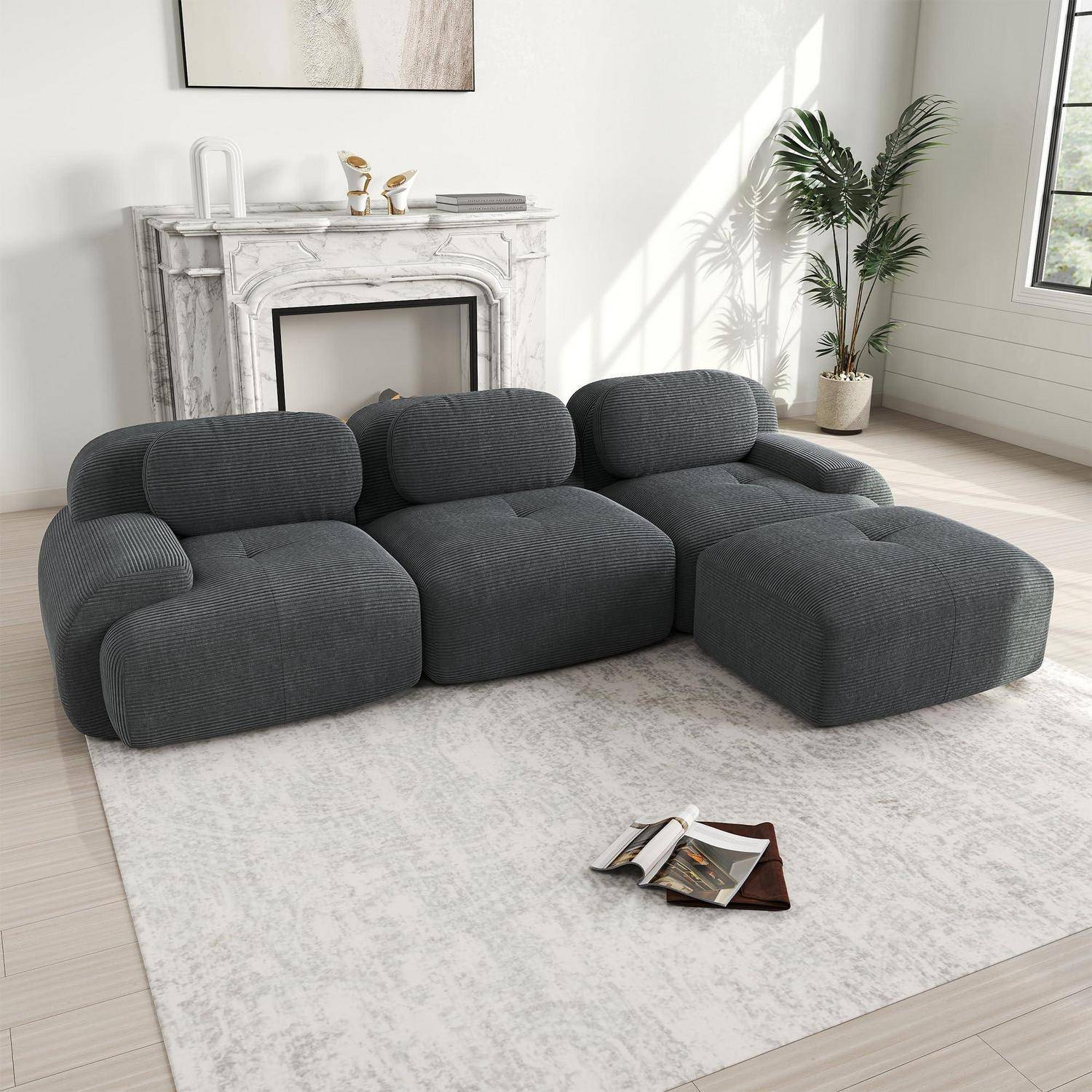 Dunkelgrau modulares Ecksofa mit abgerundeten Kissen in einem hellen, minimalistischen Wohnzimmer, auf einem hellen Teppich vor einem Marmorkamin und einer Pflanze platziert.