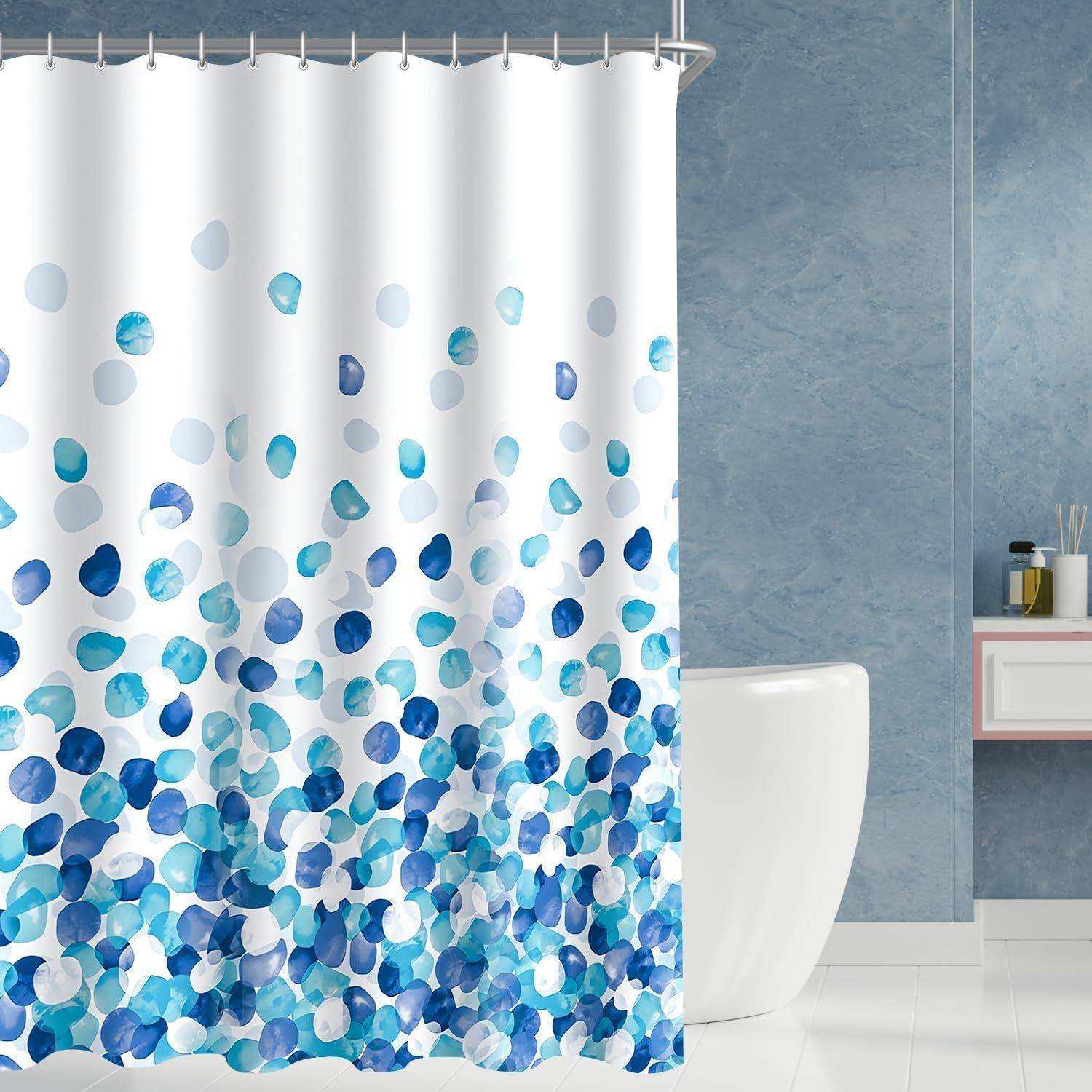 Blauer und weißer Duschvorhang mit einem verstreuten Punktmuster bedeckt teilweise eine weiße Badewanne in einem blauen Badezimmer.
