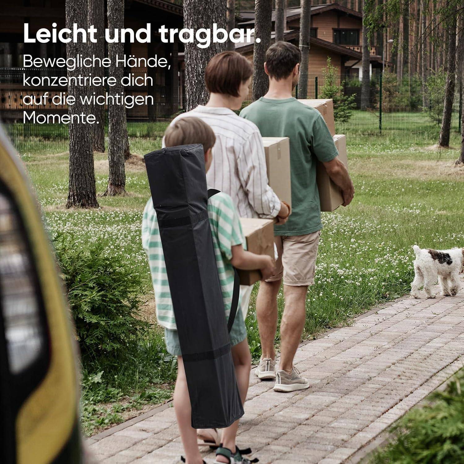 Drei Menschen gehen im Freien und tragen Kartons und einen Gitarrenkoffer; der deutsche Text lautet „Leicht und tragbar. Bewegliche Hände, konzentriere dich auf die wichtigen Momente."