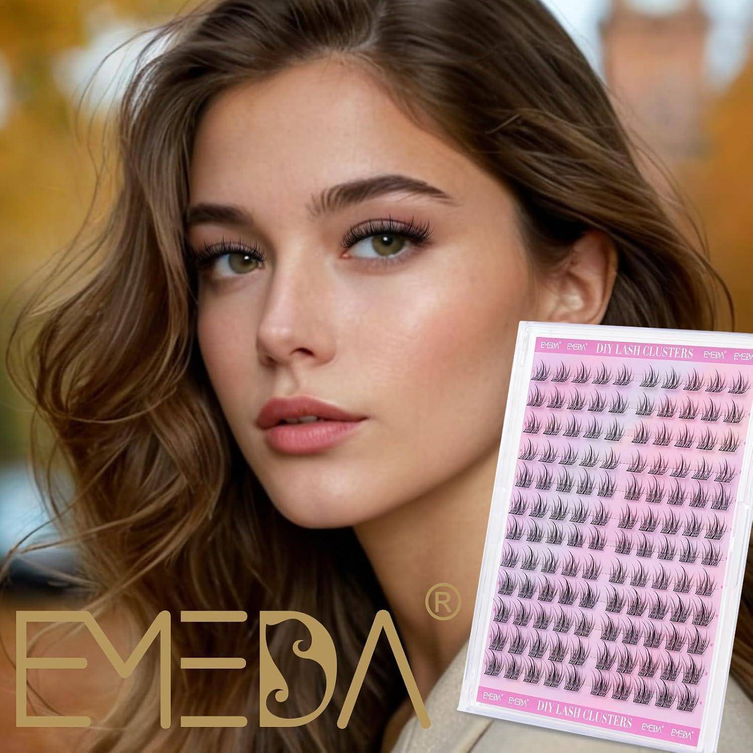 Porträt einer Frau mit langen braunen Haaren, die ein rosa Tablett mit künstlichen Wimpern neben ihrem Gesicht hält, das mit „DLYSLASHES