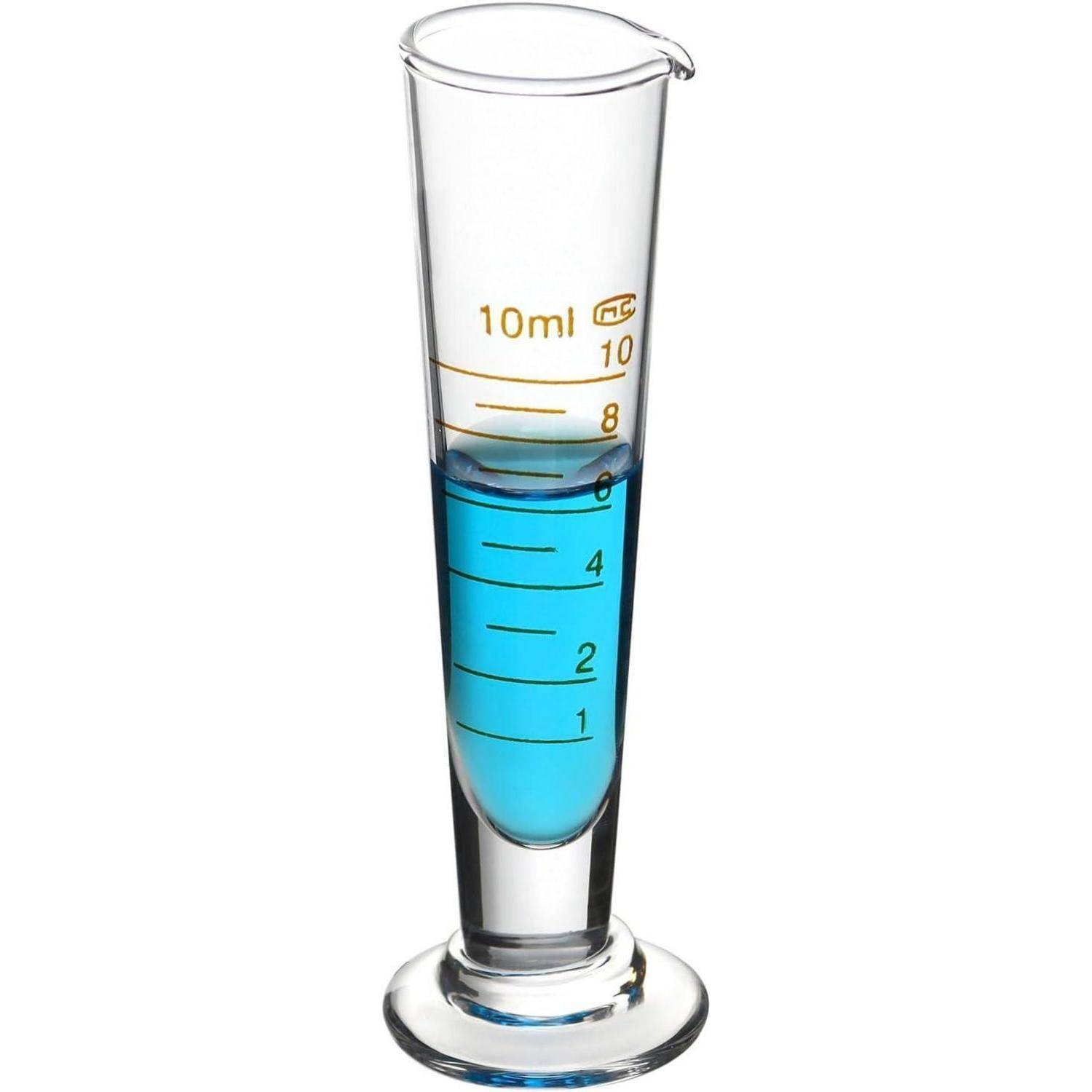 Ein klarer Messzylinder mit Graduierung, gefüllt mit blauer Flüssigkeit, markiert bis 10 ml auf weißem Hintergrund.