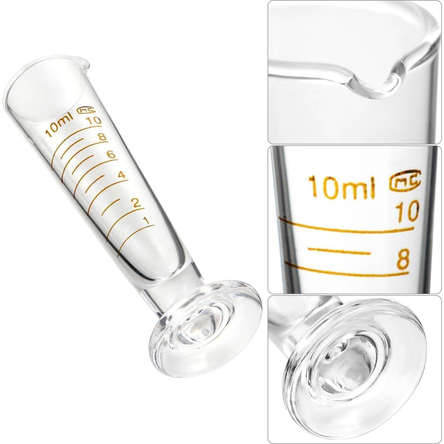 Klares 10-ml-Glablaborglasmessbecher mit goldfarbenen Volumenmarkierungen, gezeigt mit Nahaufnahmen des Randes, der Skala und des Bodens.