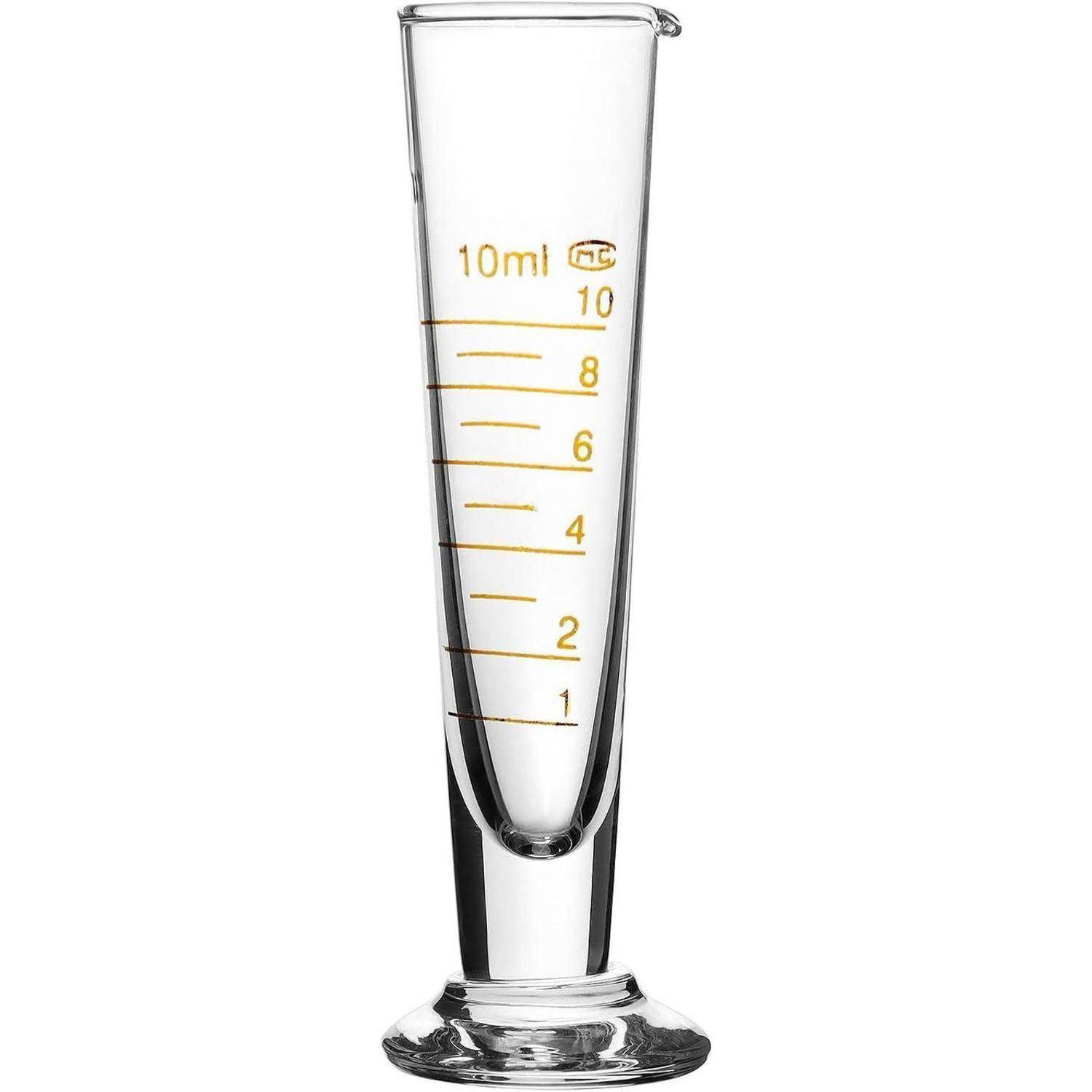 Klares Glas-Labormesszylinder markiert bis 10 ml mit goldenen Messskalen, aufrecht auf weißem Hintergrund stehend.