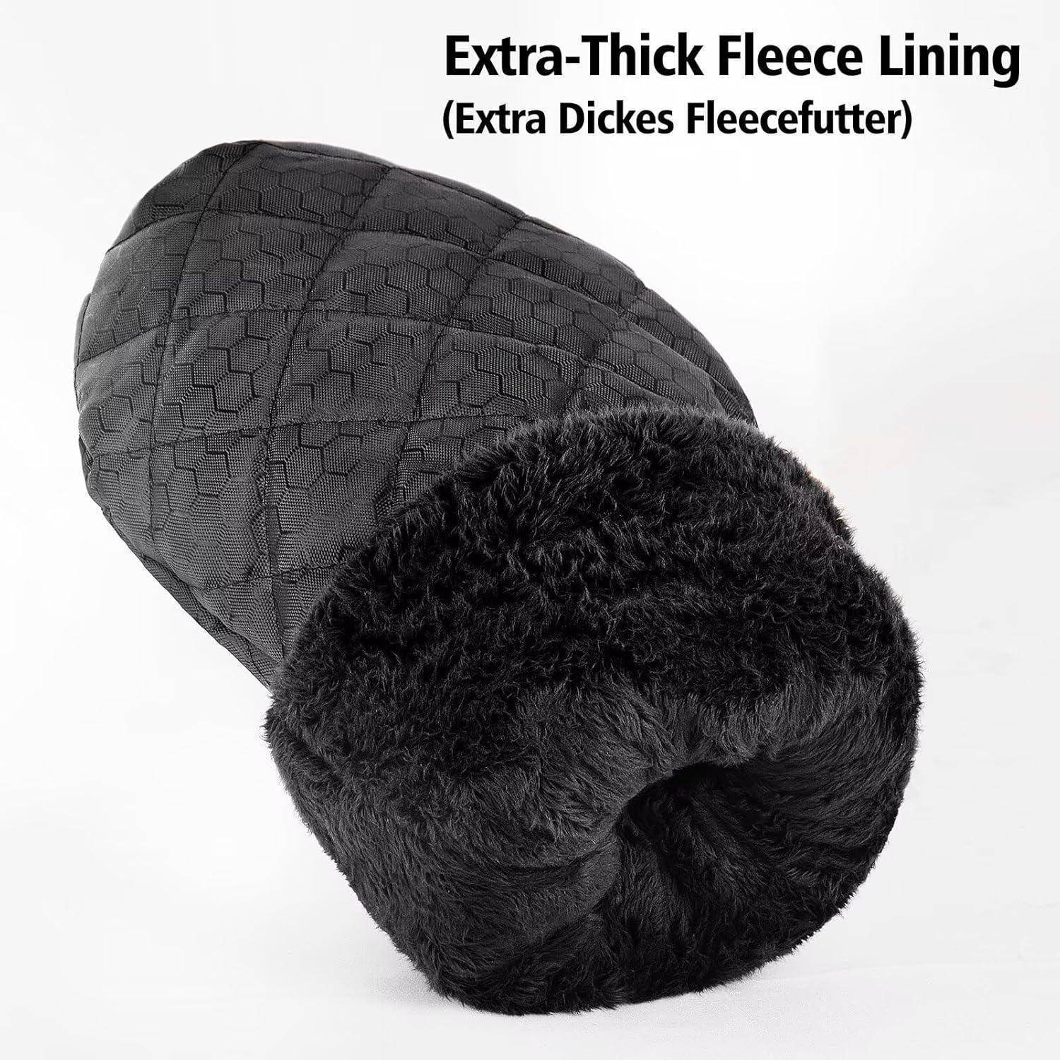 Schwarze Wintermütze mit extra-dicker Fleece-Fütterung, aufgeklappt, um das weiche, fellartigen Innere zu zeigen.