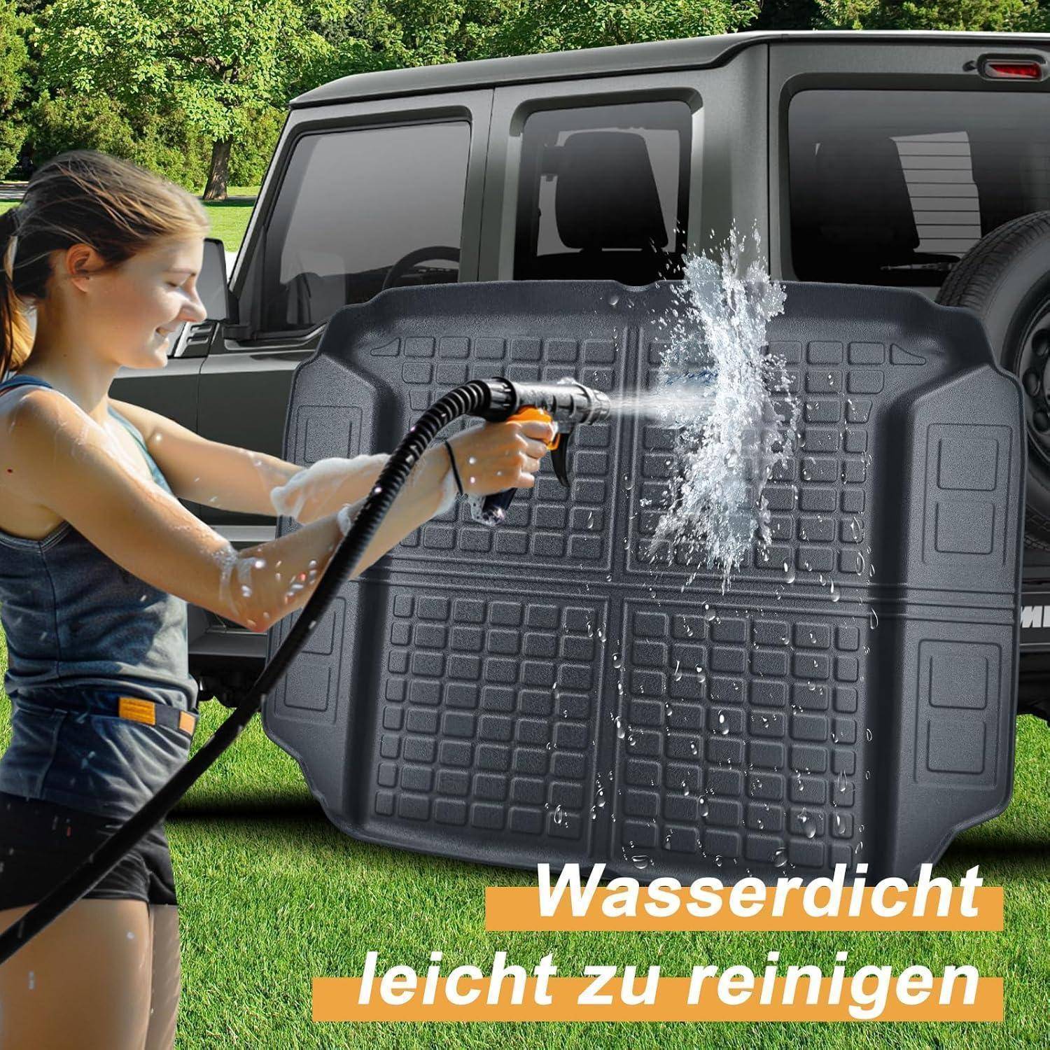 Frau sprüht mit einem Schlauch Wasser auf eine robuste Autofußmatte; der Text besagt „Wasserdicht leicht zu reinigen" (wasserdicht, leicht zu reinigen).