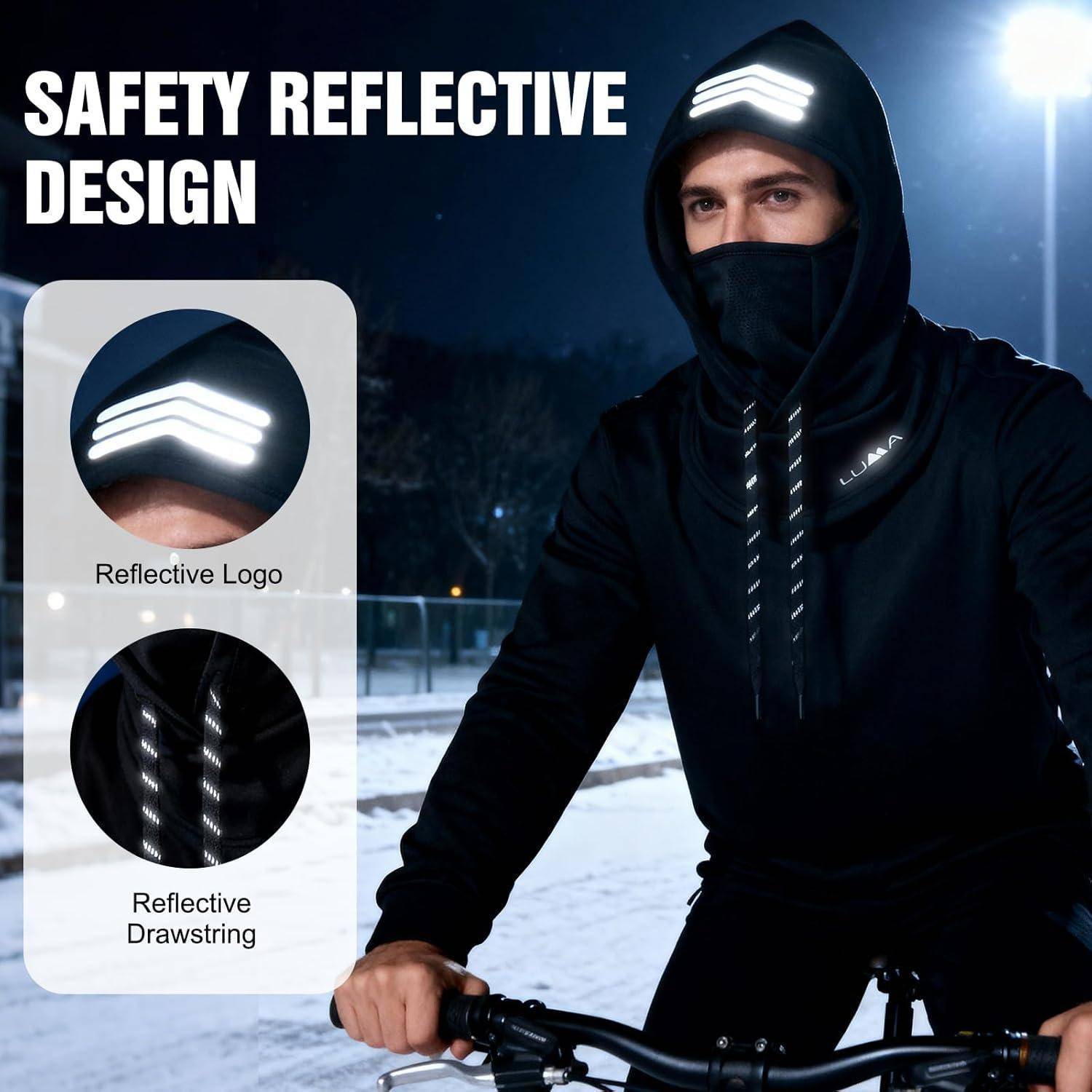 Mann in schwarzem reflektivem Hoodie und Gesichtsbedeckung auf einem Fahrrad in der Nacht; Jackenetikette und Zugkordeln leuchten zur Sichtbarmachung.