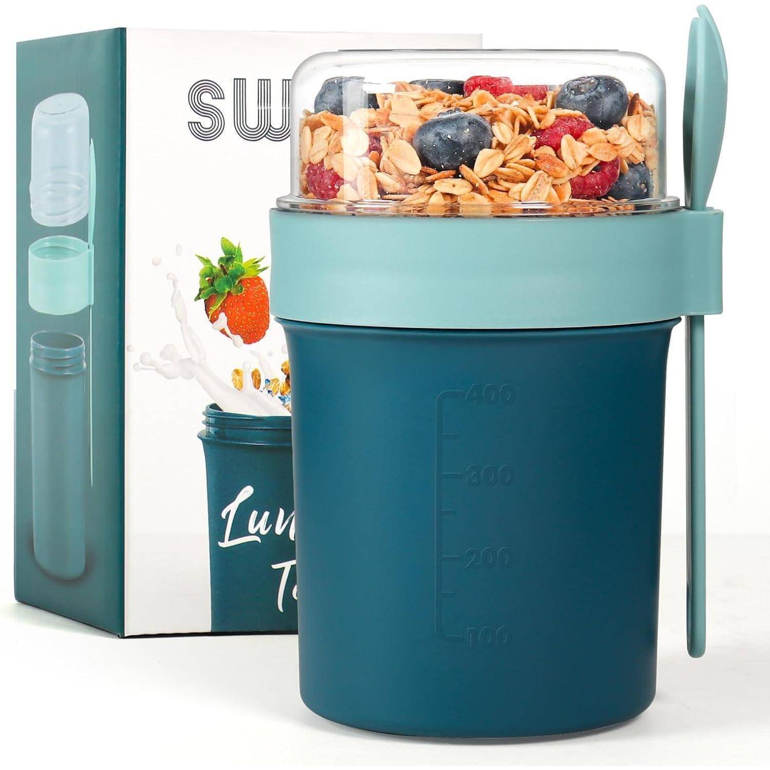 Tragbarer Mixer in Türkis mit transparentem Deckel, passender Verpackungsbox und Messskalen an der Vorderseite.