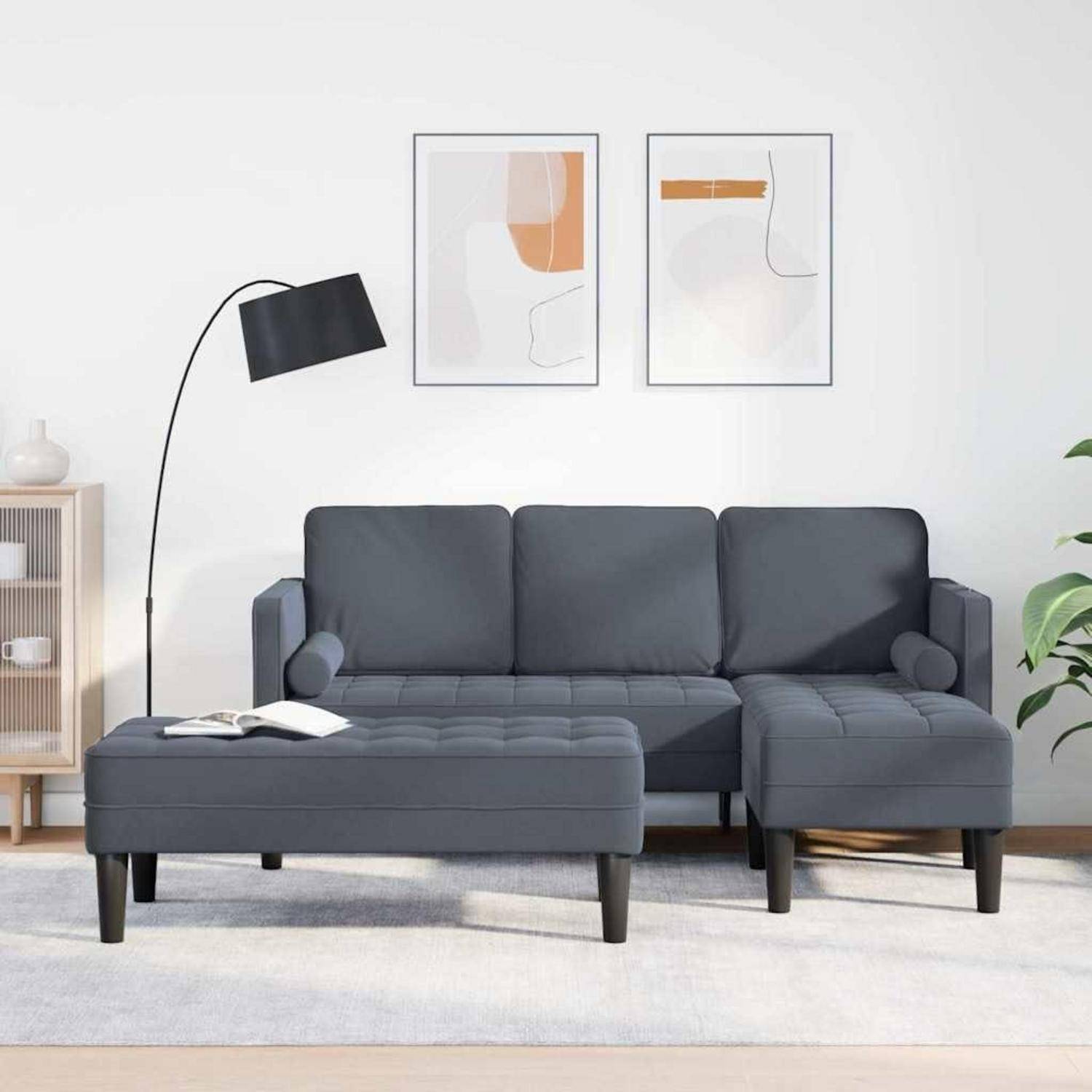 Dunkelgraues Ecksofa mit passendem Ottomane in einem minimalistischen Wohnzimmer, mit einer schwarzen Stehlampe und abstrakter Wandkunst