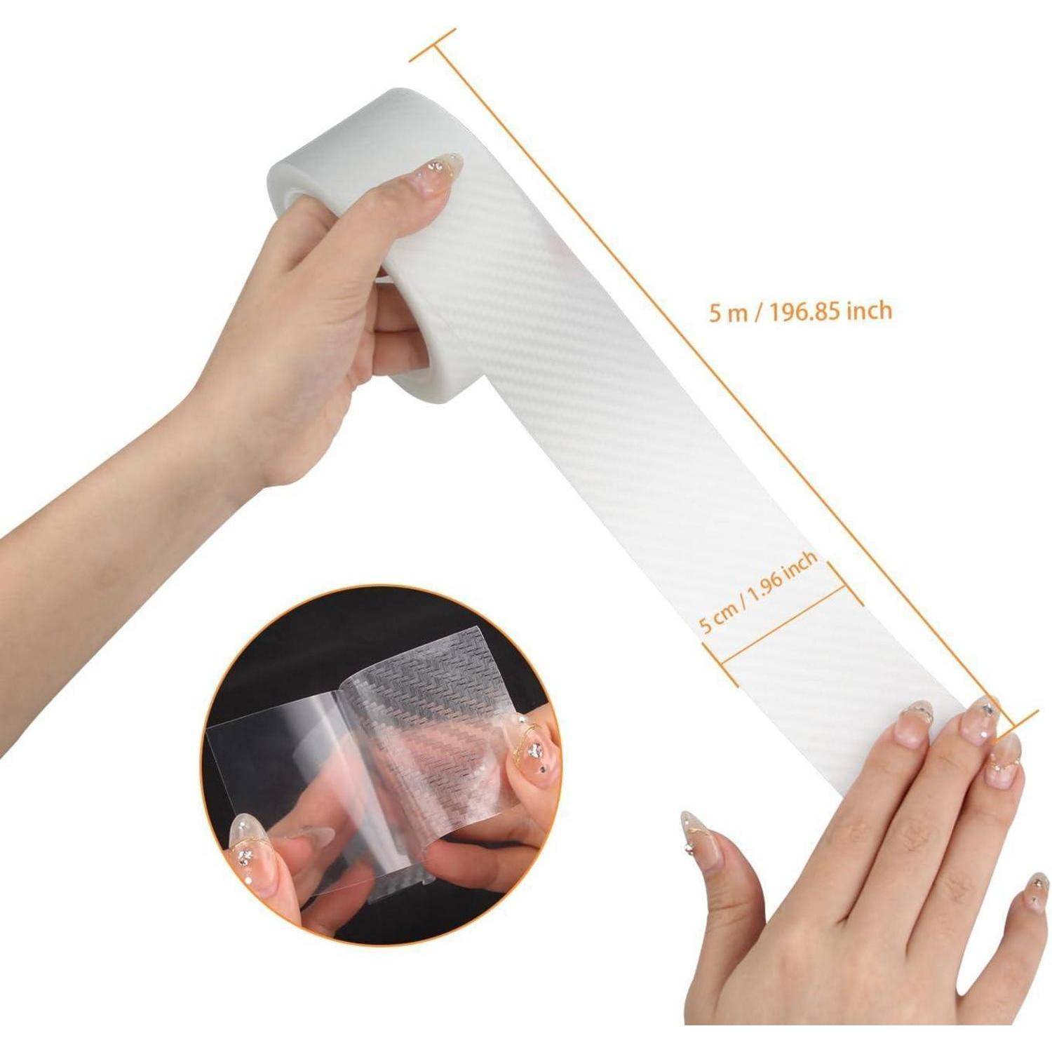 Hände dehnen einen langen transparenten Klebeband mit der Bezeichnung 5 m x 5 cm, mit einer Einfügung, die das transparente Material beim Abziehen oder Anbringen zeigt.