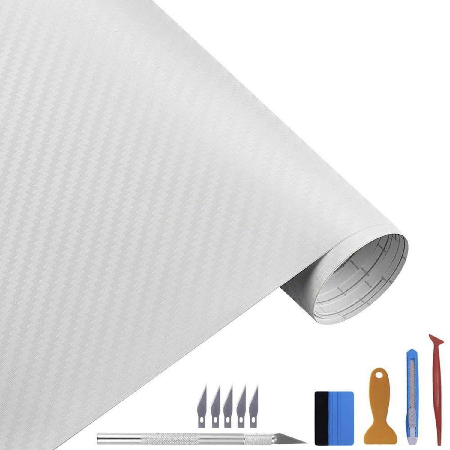 Weiße Carbon-Fiber-Vinyl-Folienrolle mit Anwendungswerkzeugen: Rakel, Schaber, Universalmesser und Ersatzklingen.