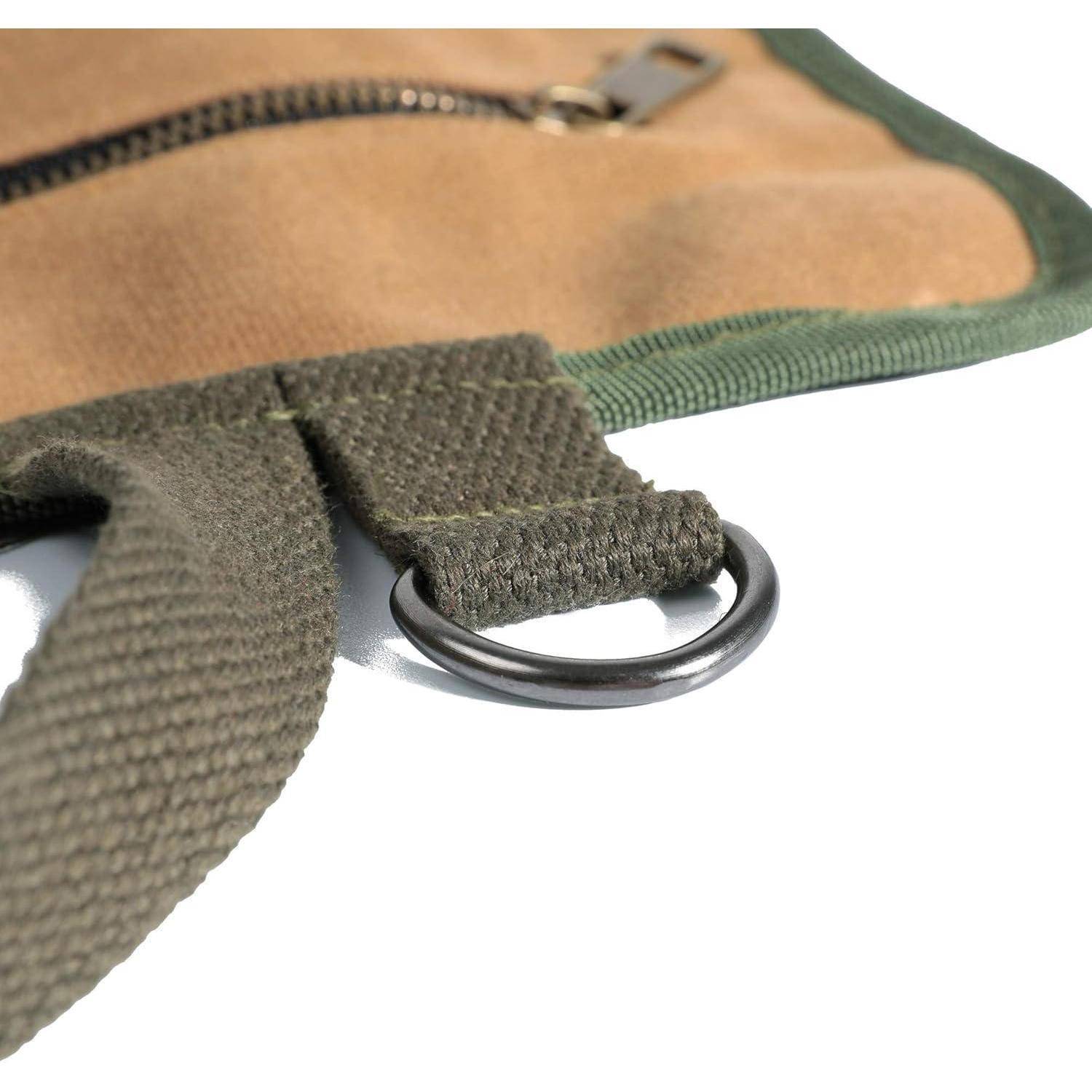 Nahaufnahme einer beigefarbenen Stoff-Tasche oder -Beutel mit grüner Einfassung, die einen Gewebeband zeigt, das an einem Metallring an einem weißen Hintergrund befestigt ist.