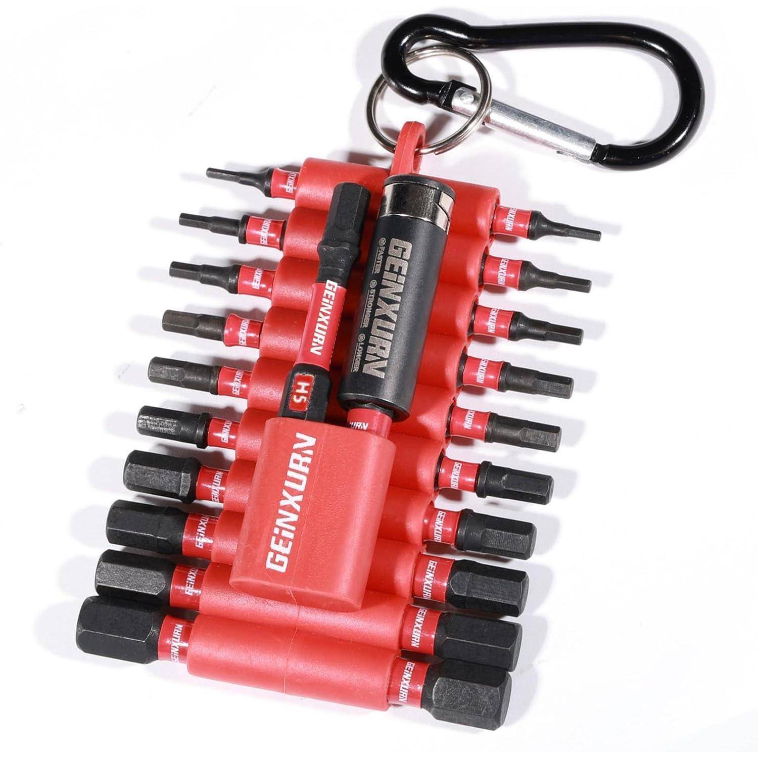 Roter Schlüsselanhänger Multi-Tool-Set mit assortiertem Inbus- und Schraubendreherbits, auf einem Karabiner vor weißem Hintergrund dargestellt.