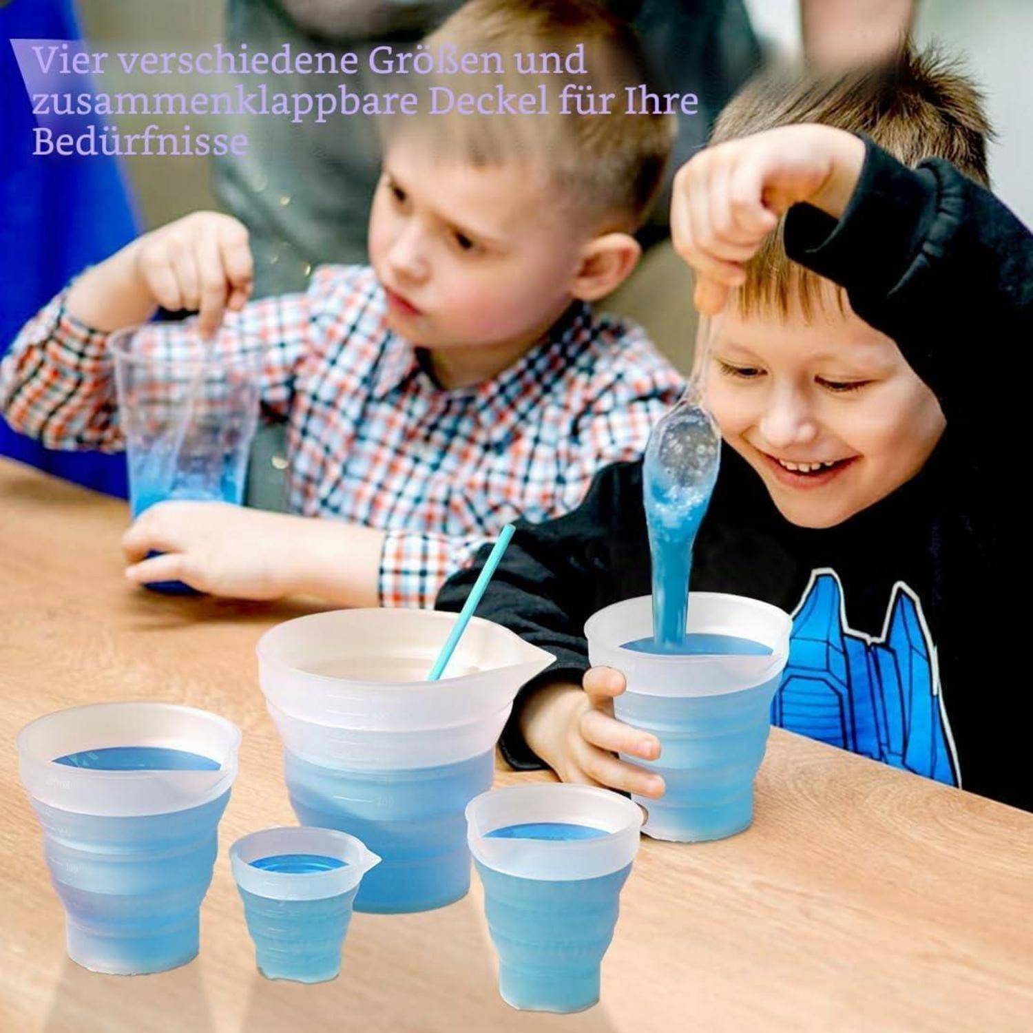 Zwei Jungen benutzen an einem Tisch zusammenklappbare blaue Becher in verschiedenen Größen, mit deutschem Text, der vier Größen und klappbare Deckel für unterschiedliche Bedürfnisse notiert.