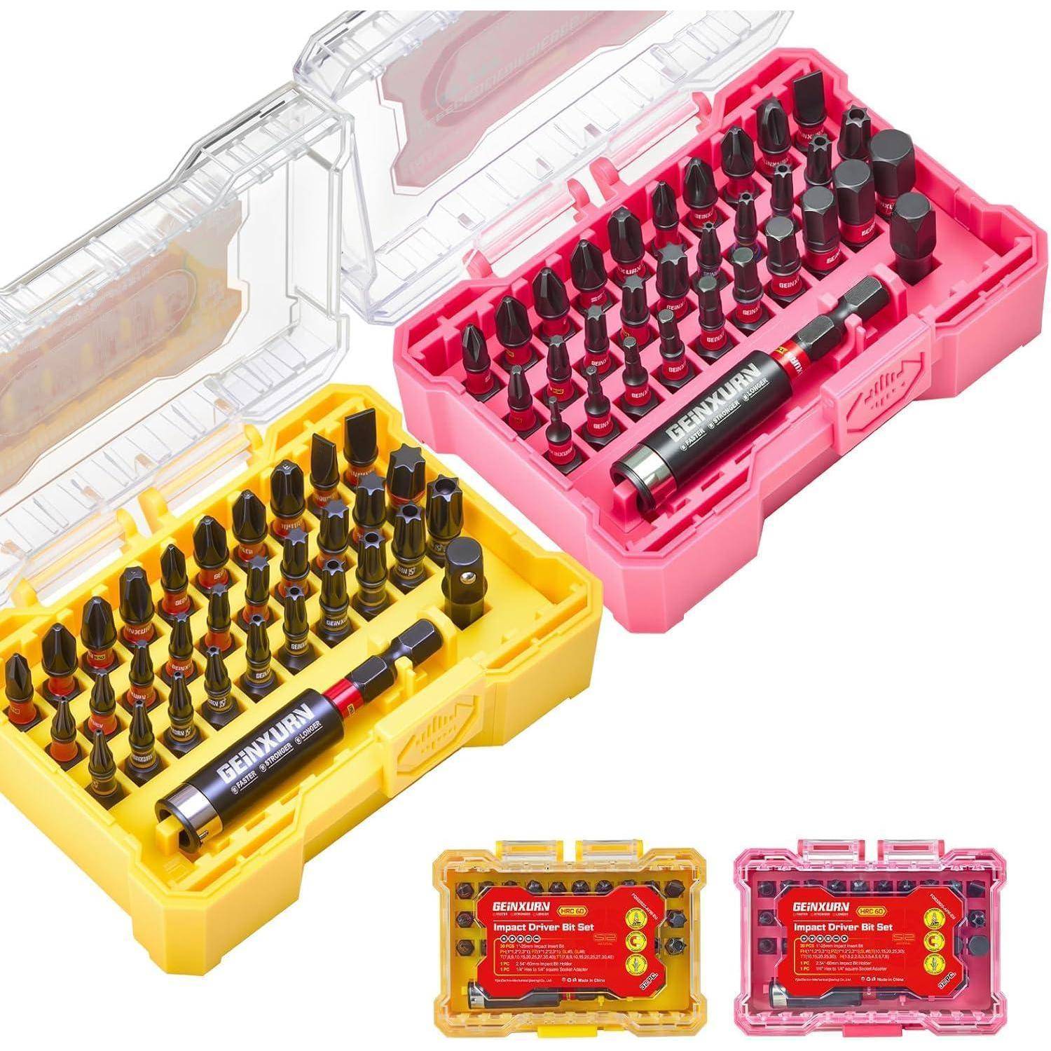 Zwei kompakte Bitset-Koffer, einer gelb und einer rosa, jeweils geöffnet, um viele Bits und einen Bithalter zu zeigen; Produkt in klaren Schutzboxen gezeigt.