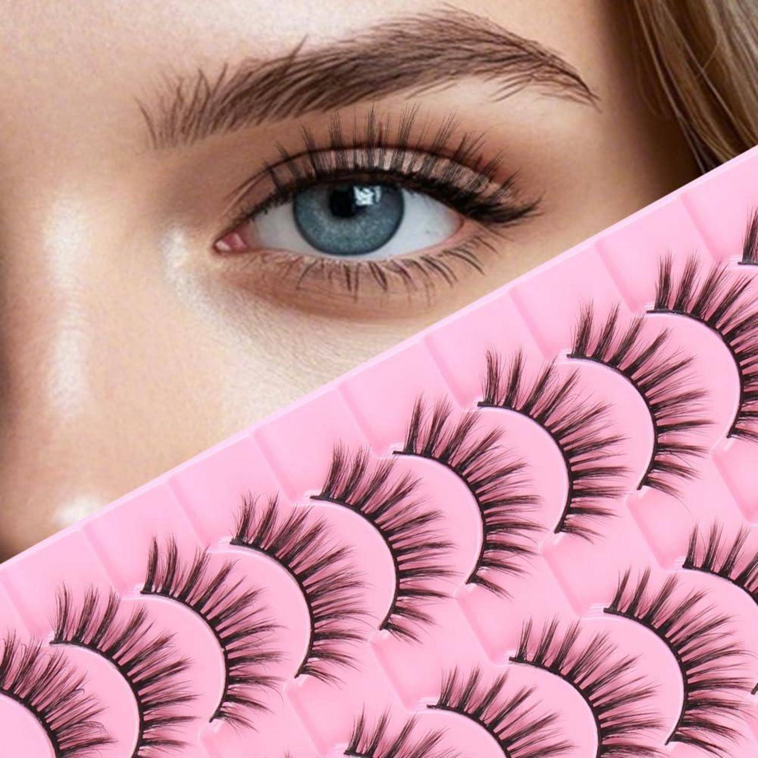 Nahaufnahme eines blauen Auges über einer Auswahl mehrerer künstlicher Wimpern auf rosa Verpackung, die auf Wimpernverlängerungen oder Make-up-Produkte hindeutet.