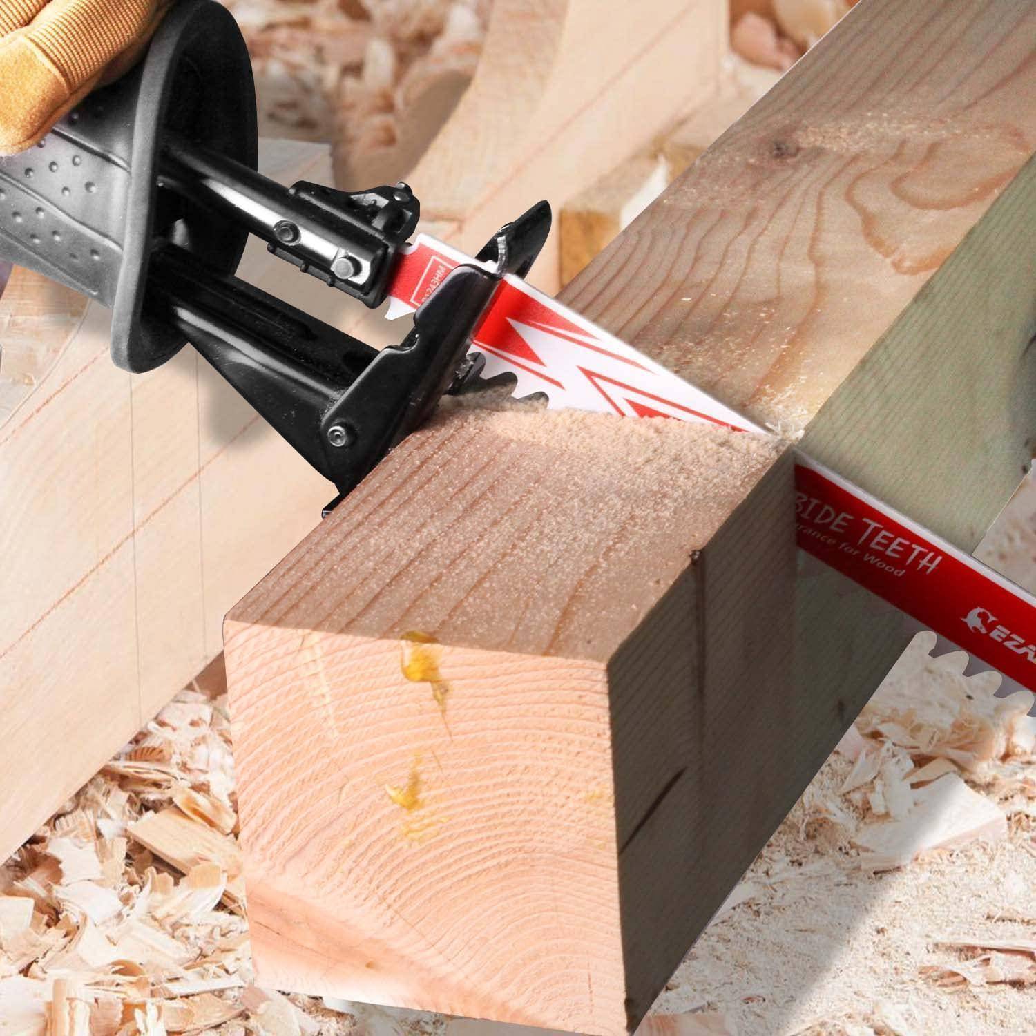 Nahaufnahme einer Säbelsäge, die durch einen Holzbalken schneidet, mit Sägespänen, die im Arbeitsbereich verstreut sind.