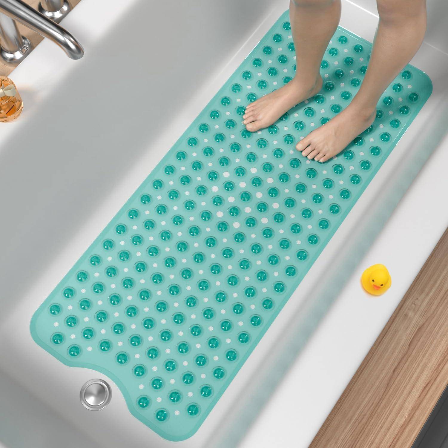 Barfüße stehen auf einer türkisfarbenen Badematte mit Saugnäpfen in einer Badewanne, mit einer gelben Gummiente in der Nähe.
