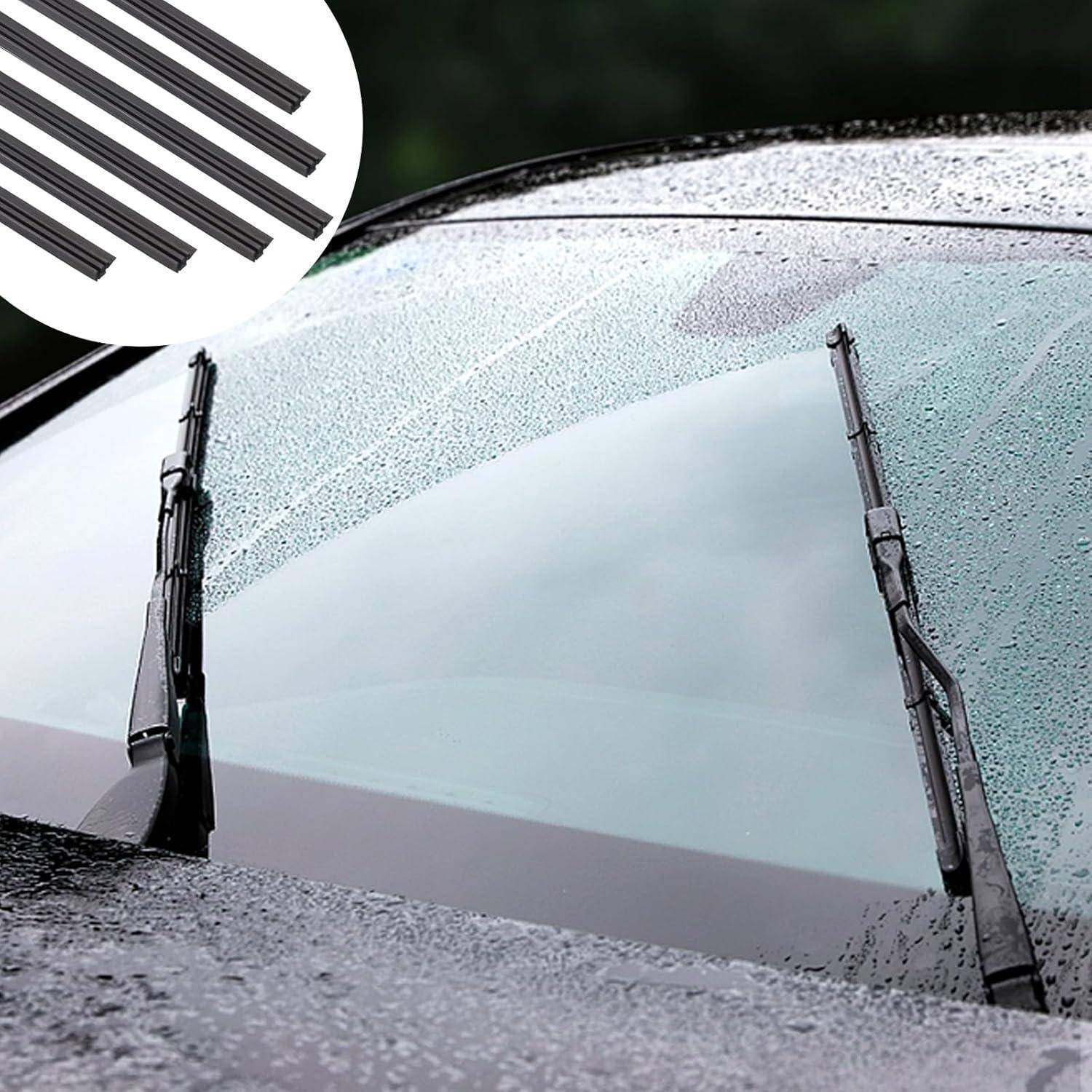 Nahaufnahme einer regennassen Windschutzscheibe eines Autos mit zwei Wischblättern; ein Ausschnitt zeigt Ersatz-Wischblattstücke.