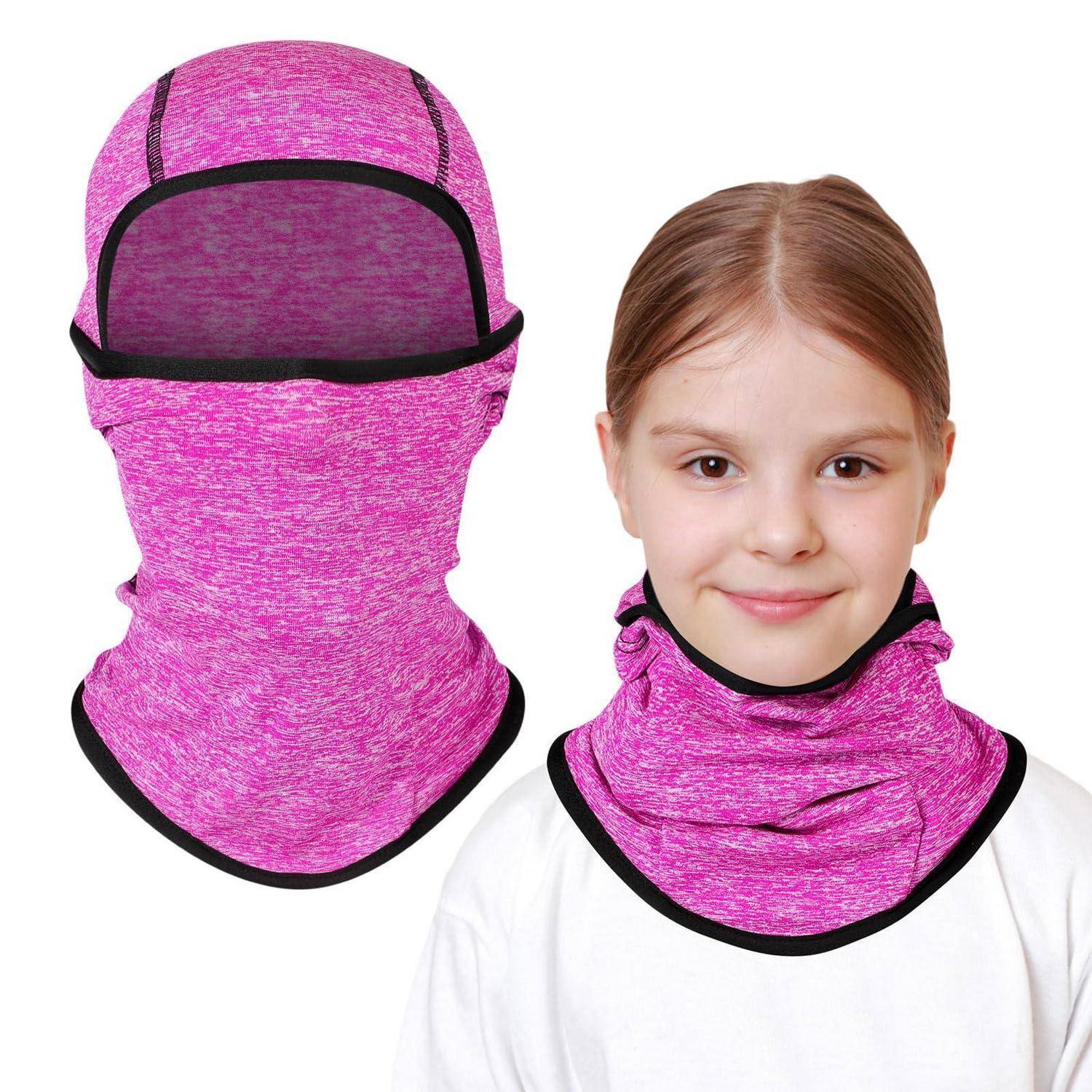 Mädchen, das einen rosa Gesichtsmaskierer mit voller Gesichtsabdeckung trägt; das Produkt wird neben ihr auf weißem Hintergrund gezeigt.