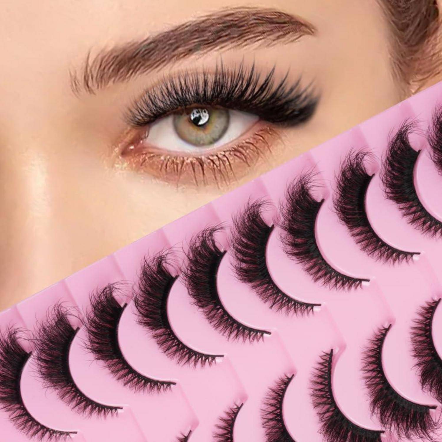 Nahaufnahme eines Auges mit langen falschen Wimpern, daneben ein rosa Tablett mit mehreren Paaren dicken schwarzen Wimpernstreifen.