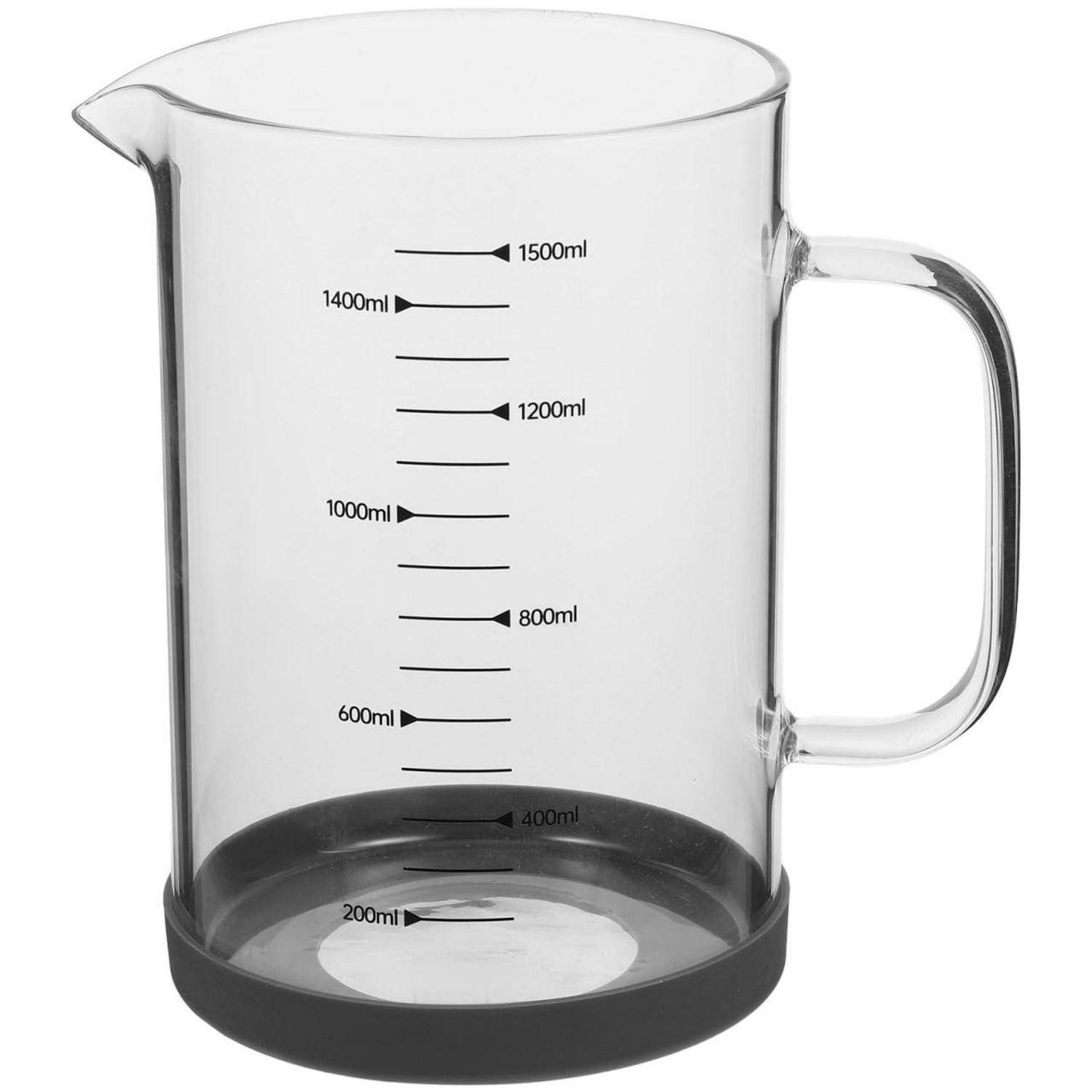 Klarer Kunststoff-Messbehälter mit Griff, gekennzeichnet bis 1500 ml, leer vor weißem Hintergrund gezeigt.