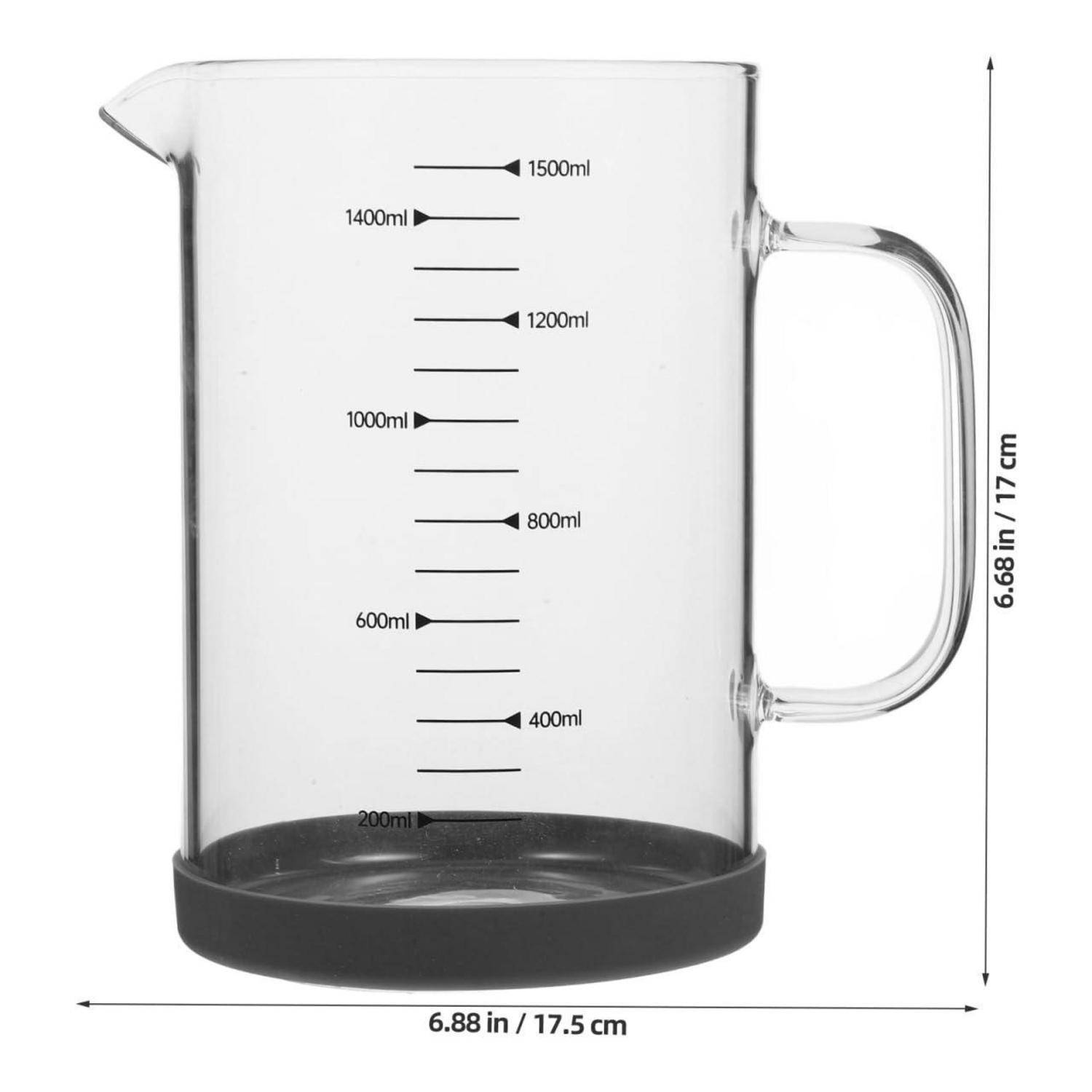 Klare Messgkanne mit Griff und Fuß, mit Milliliterskala bis 1500 ml; die angegebenen Maße sind 17,5 cm breit und 17 cm hoch.