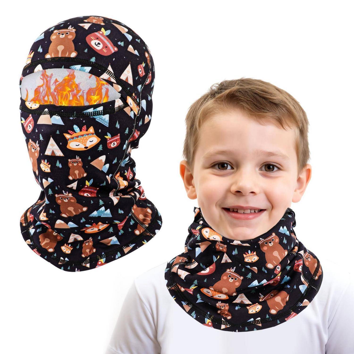 Kind, das eine schwarze, gemusterte Winter-Gesichtsmaske und einen Hals-Gaiter mit Füchsen und Bären trägt; die Einblendung zeigt sie als vollständige Gesichtsbedeckung mit Augenöffnung getragen.