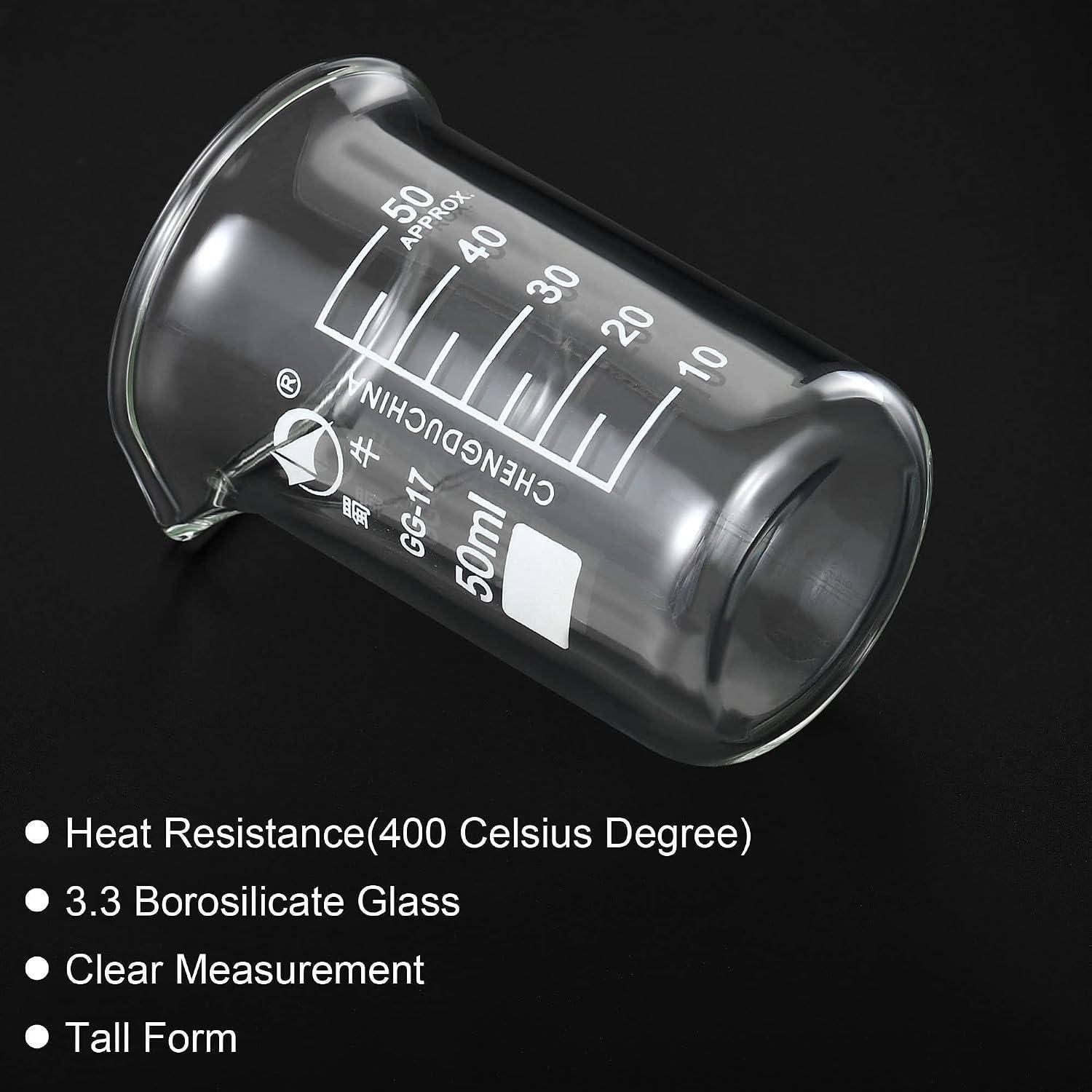Ein 50 ml durchsichtiges Borosilicatglas-Becherglas auf schwarzem Hintergrund, mit Messskalen beschriftet und Hitzebeständigkeit bis 400°C.