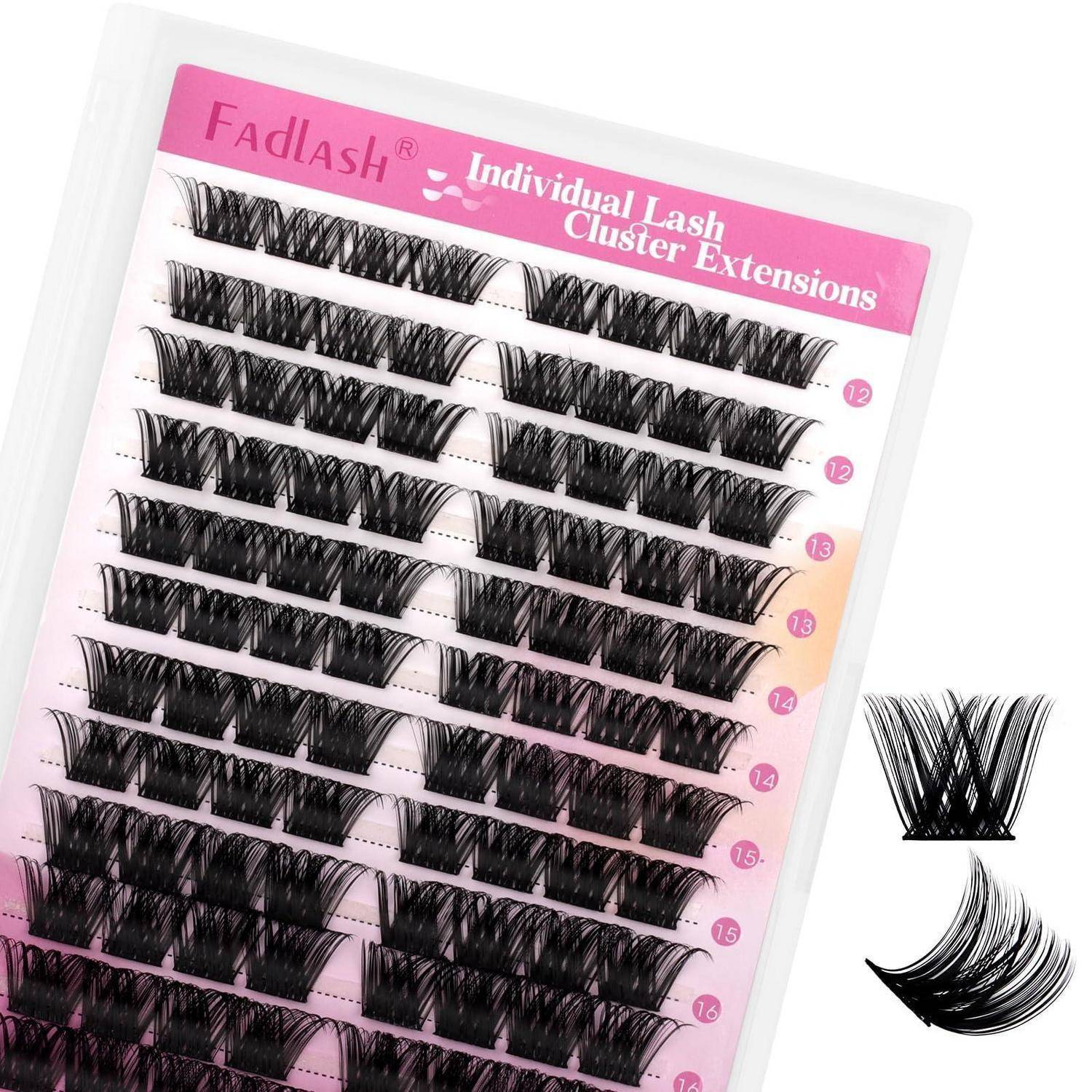 Produktbild von FadLash Individual Lash Cluster Extensions, das ein rosa Tablett mit sortierten falschen Wimpernbündeln zeigt und zwei beispielhafte Wimpernfächer auf der rechten Seite.
