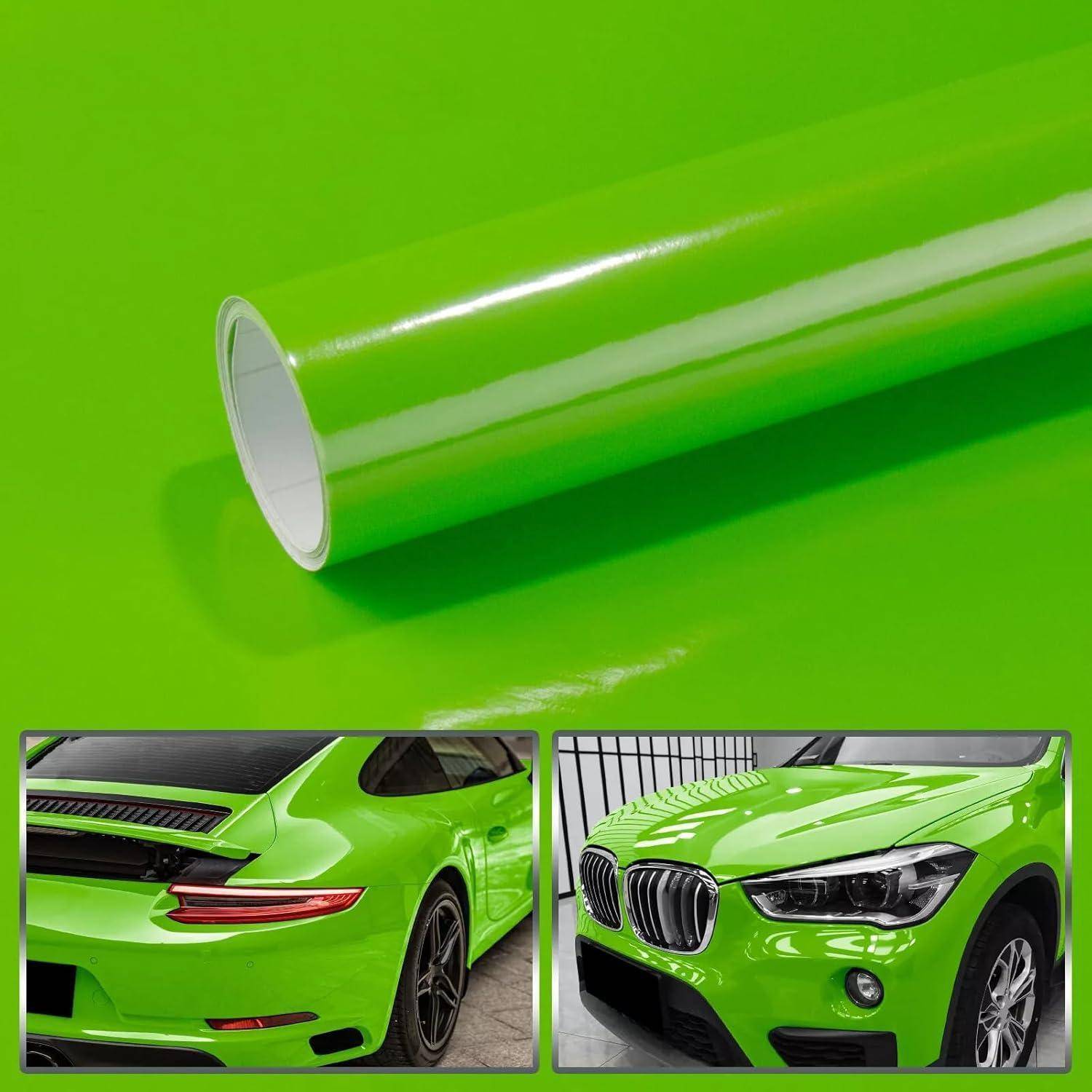 Glänzende, hellgrüne Vinylfolie auf einer Rolle gezeigt, mit Detailfotos eines Autos, das mit dem gleichen neongrünen Finish beklebt ist.