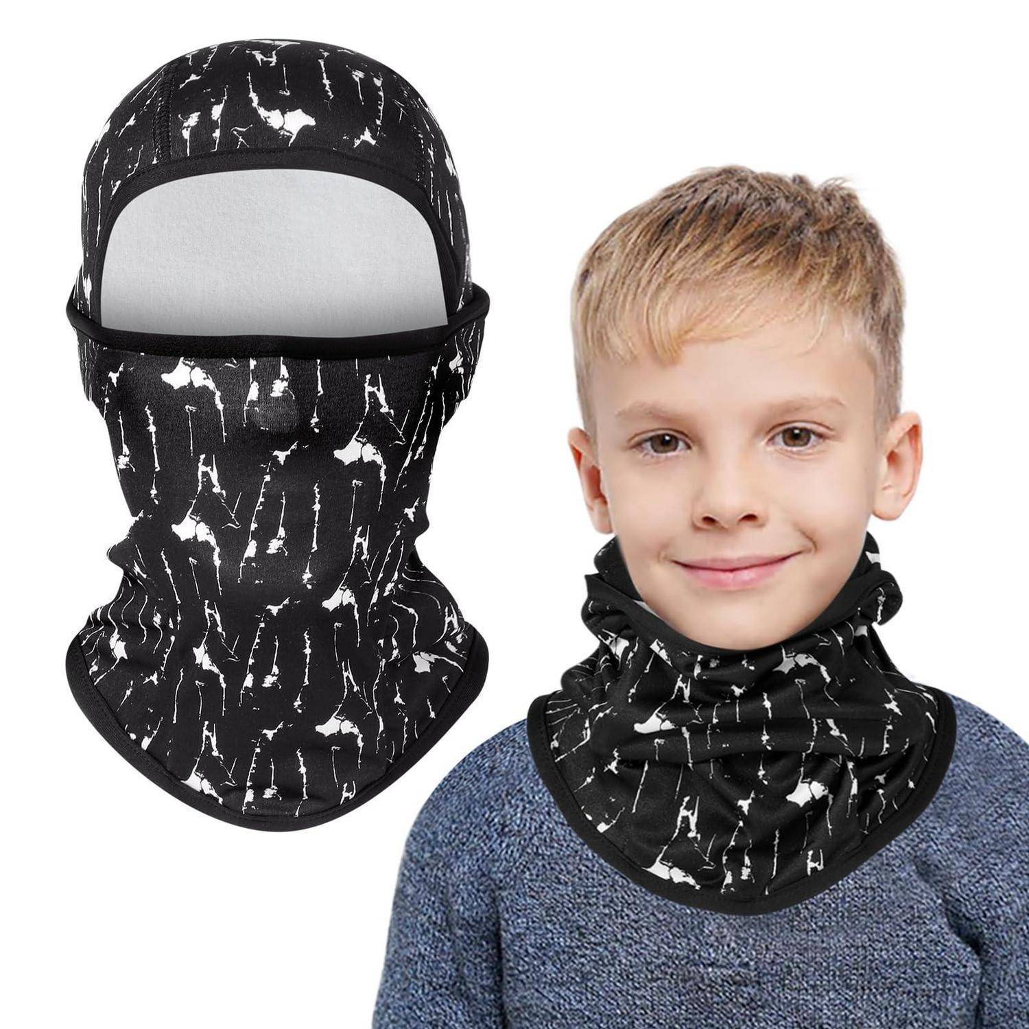 Schwarze gemusterte Sturmhaube und passender Nackenmantel, gezeigt an einem Kindermodell.