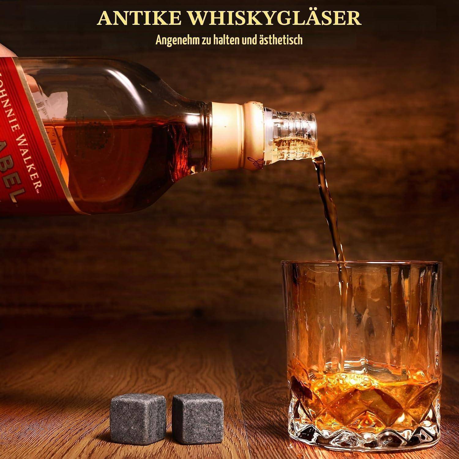 Whisky wird aus einer Flasche in ein Glas neben zwei schwarzen Eiswürfeln eingegossen; deutscher Text lautet „ANTIKE WHISKYGLÄSER" und „Angenehm zu halten und ästhetisch"".