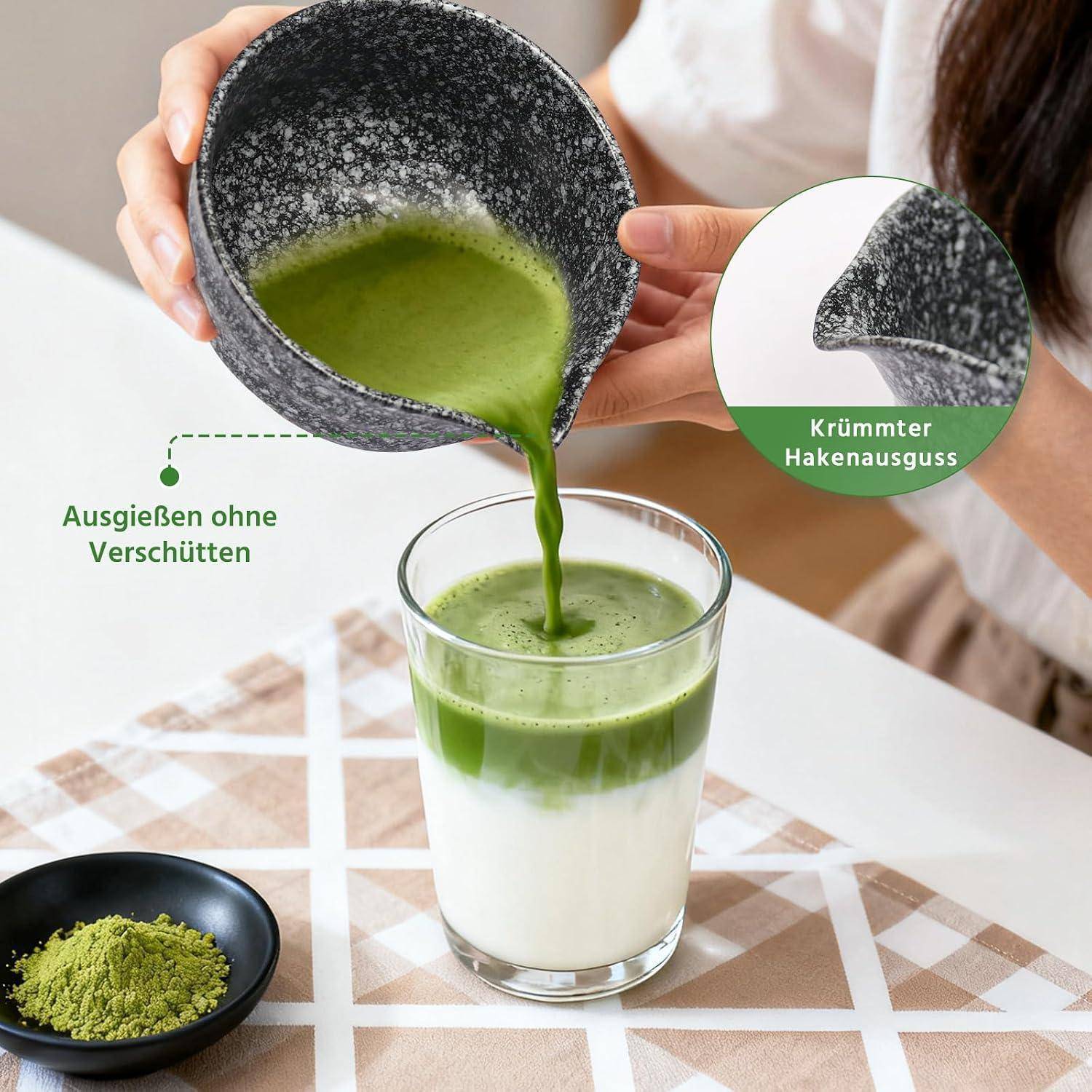 Eine Person gießt grünes Matcha aus einer gesprenkelten Schale in ein Glas Milch, mit Callouts für verschüttungsfreies Gießen und einer gekrümmten Tülle.