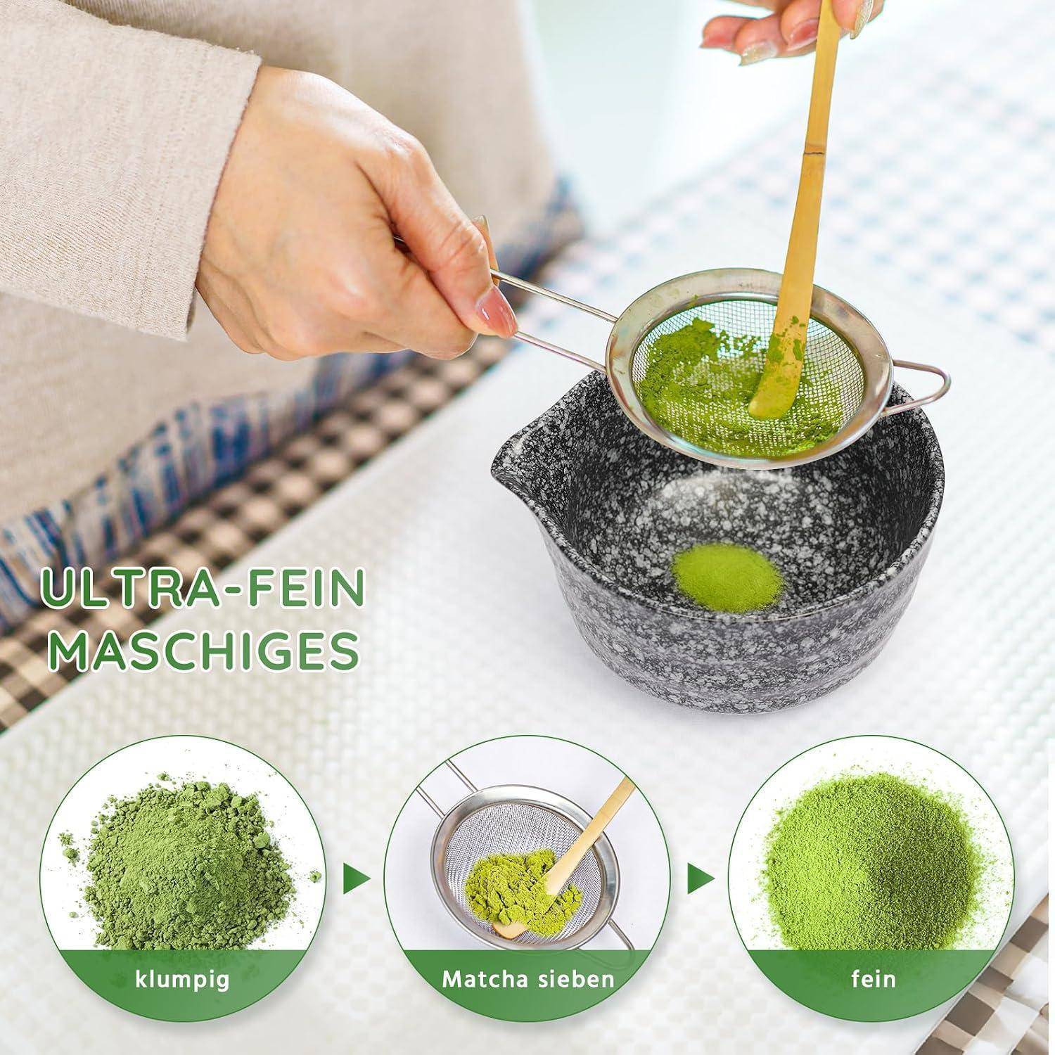 Hände sieben helles grünes Matcha-Pulver durch ein Sieb in eine Schüssel; untere Grafiken zeigen klumpiges, gesiebtes und feines Matcha mit deutschem Text „ULTRA-FEIN MASCHIGES