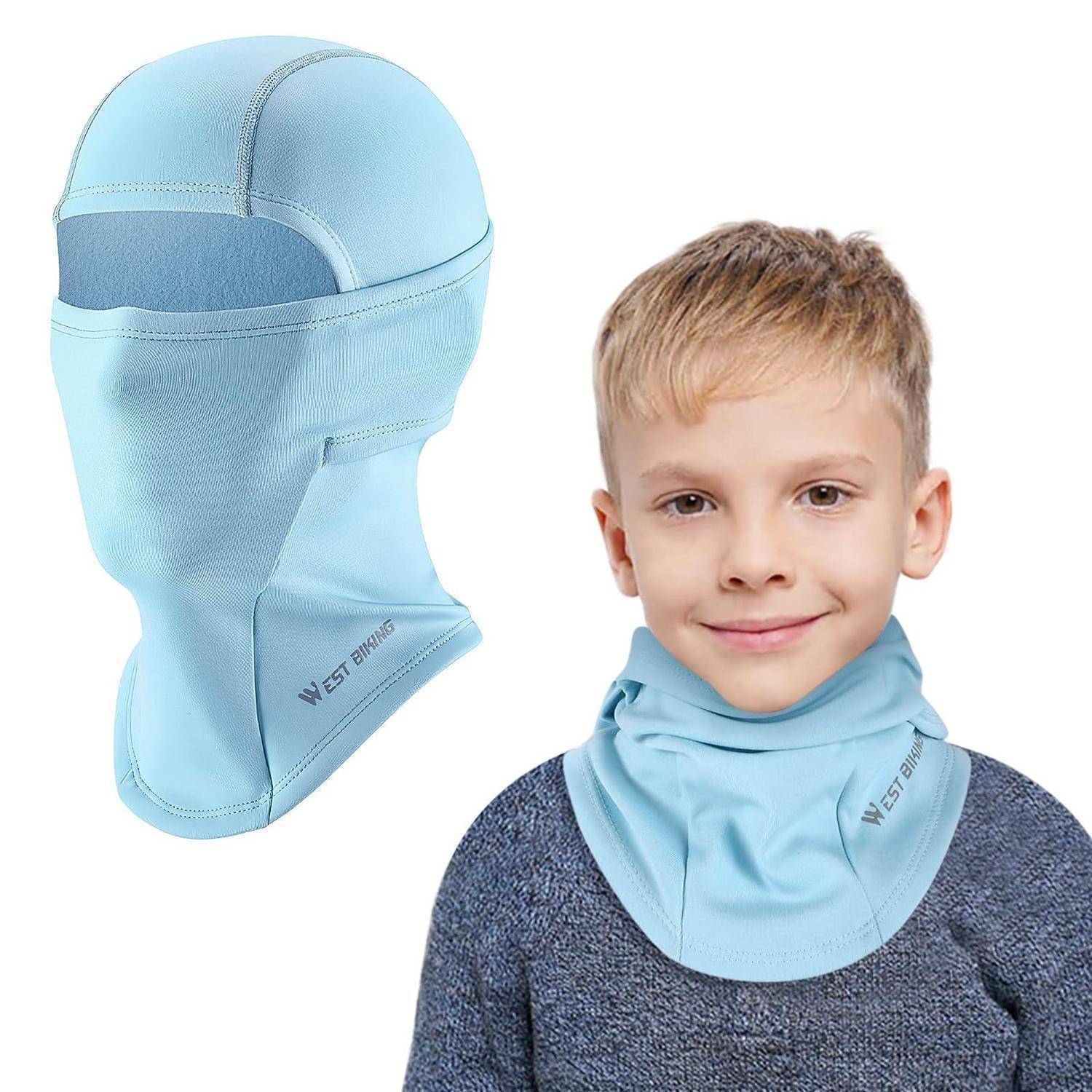 Junge mit einem hellblauen Halstuch; neben ihm ist eine passende Gesichtsschutzhaube, die zeigt, wie sie als Sonnen- oder Kälteschutz sitzt.