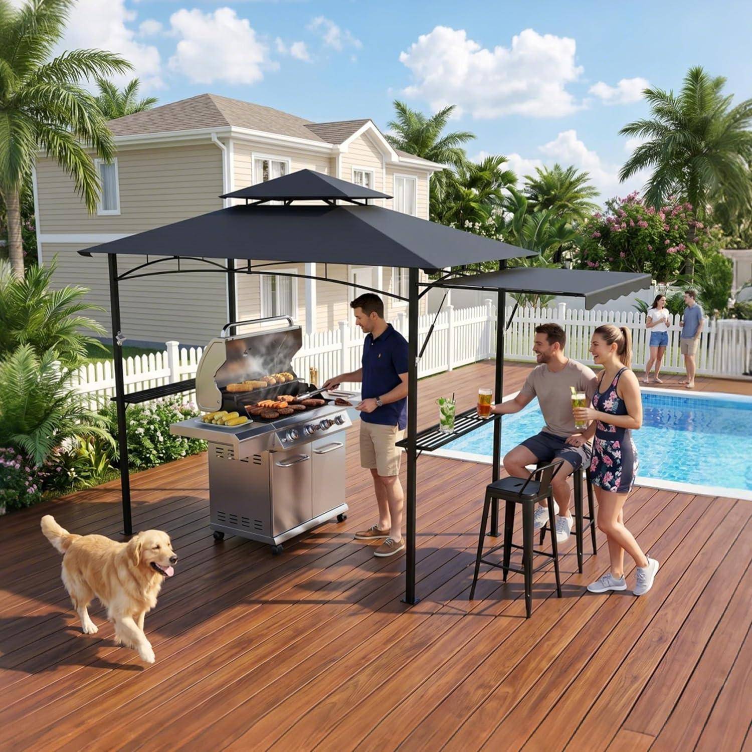 Menschen grillen und unterhalten sich auf einer Pooldeck unter schwarzen Schirmen, mit einem Golden Retriever im Vordergrund und einem Haus hinter ihnen.