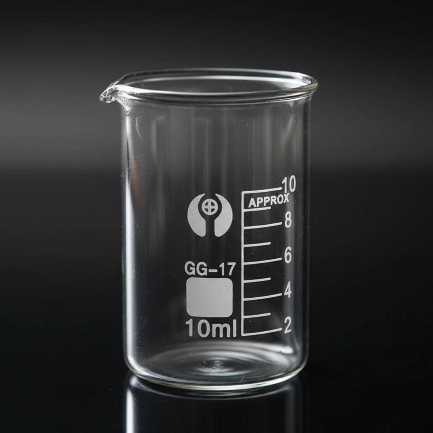 Klares 10-ml-Glasbecher mit Ausguss und Graduierungsmarkierungen, beschriftet mit „GG-17