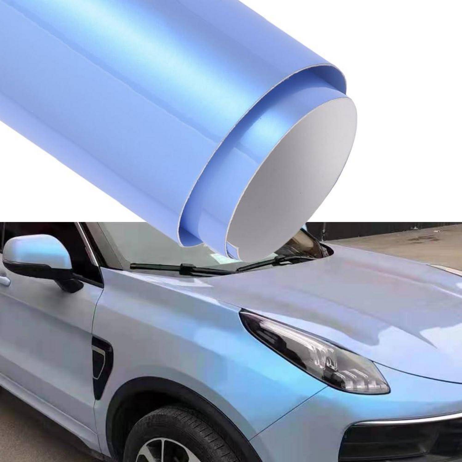 Blauer metallischer Wagen mit irisierendem Film umwickelt, mit einer großen Nahaufnahme der Wrap-Rolle über dem Fahrzeug, die die farbwechselnde Oberfläche zeigt.