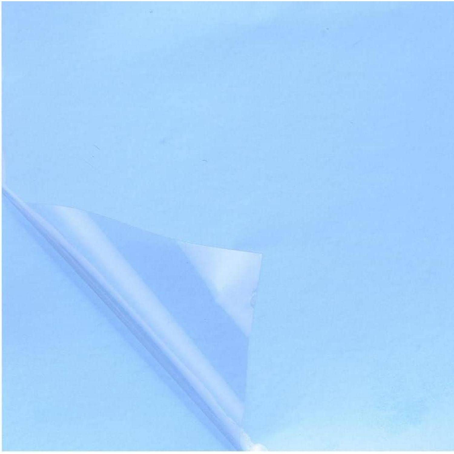 Blauer Himmel mit einem schwachen dreieckigen Drachen oder durchscheinendem Stoff, der in der unteren linken Ecke flattern.