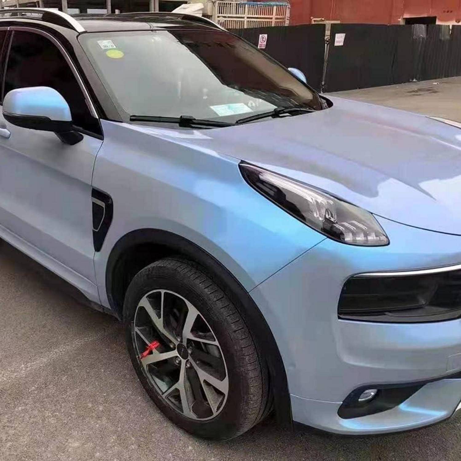 Hellblaues SUV im Freien geparkt, von vorne-links gezeigt mit getönten Fenstern und dunklen Leichtmetallrädern.