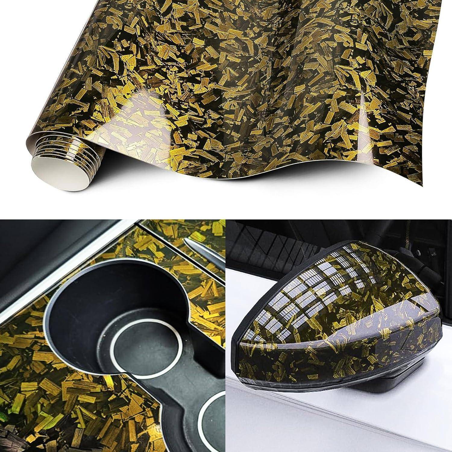 Schwarz-goldgemusterter Klebstoff-Vinyl-Wrap, shown auf einer Rolle und angebracht an einer Auto-Innenraumkonsole und Zierleiste, mit glänzendem geometrischem Finish.